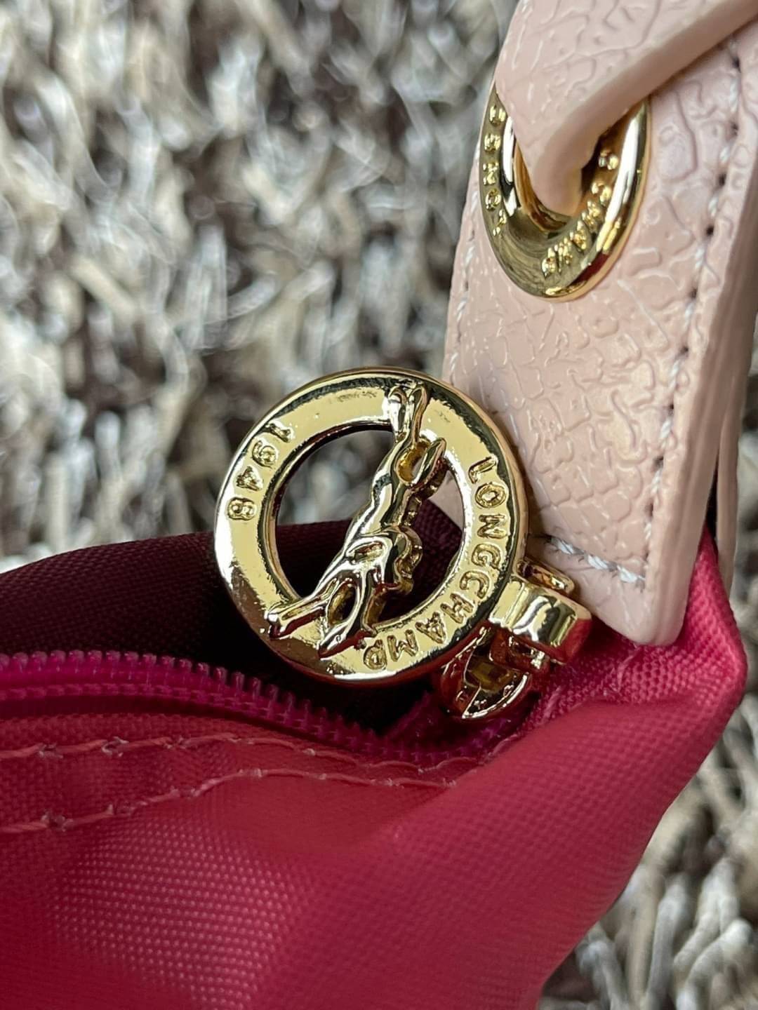 LONGCHAMP LE PLIAGE RE-PLAY Shoulder bag แฟน ๆ ของกระเป๋าไนลอนพกพาอันเป็นเอกลักษณ์ของแบรนด์ ตอนนี้มีคอลเลกชั่นใหม่ล่าสุดให้เลือกสรร