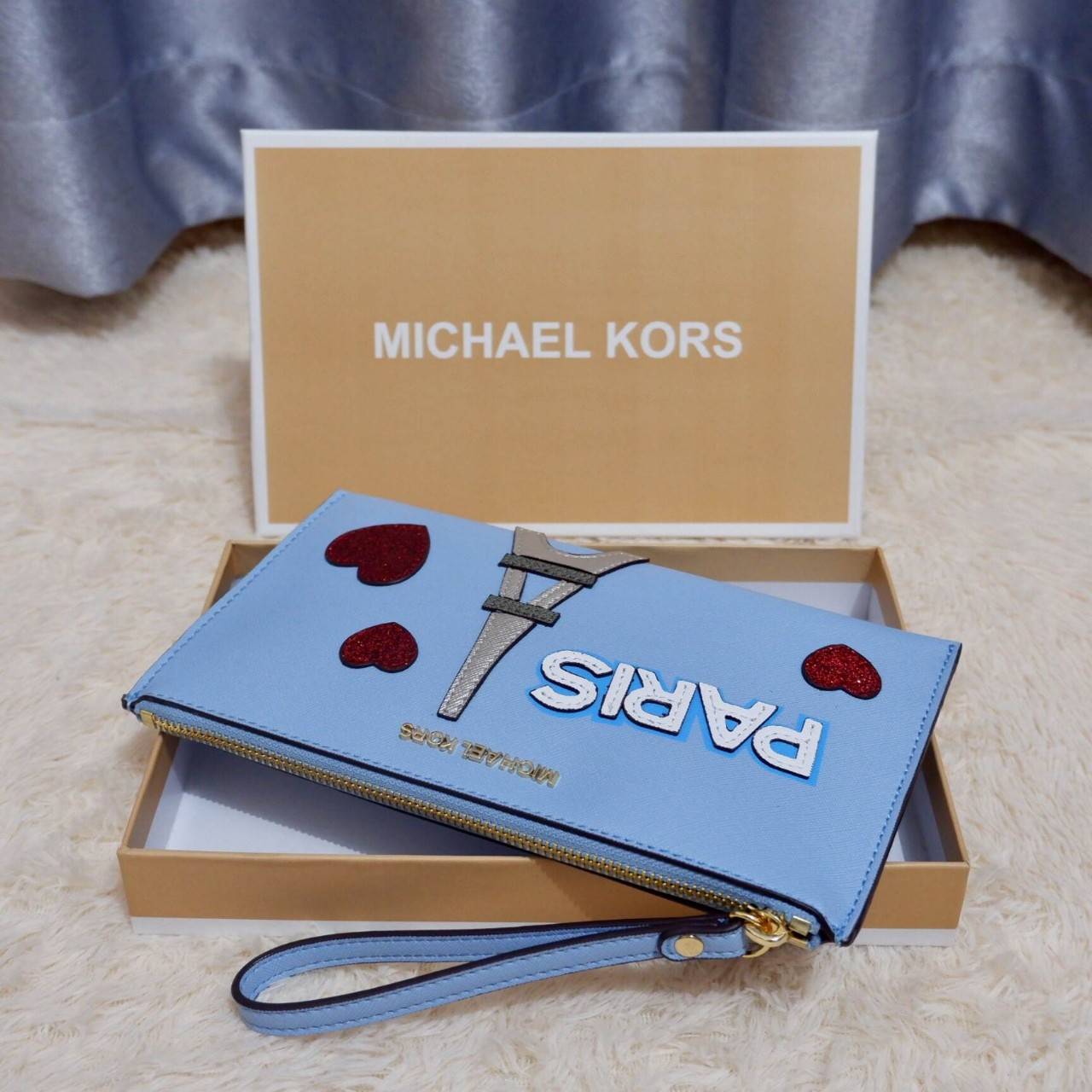 Michael Kors Clutch Bag 2018 New arrival! กระเป๋าคลัชรุ่นใหม่:ขนาดกำลังดี วัสดุลายหนังลาย Saffiano ด้านหน้าประดับโลโก้แบรนด์ อะไหล่ทอง แต่ง pattern งานปัก 3vมิติ สวยโดดเด่น เปิดปิด ด้วยซิป ด้านในมีช่องเล็ก และช่องใส่บัตร พร้อมสายคล้องข้อมือ ใส่กระเป๋าสตาง