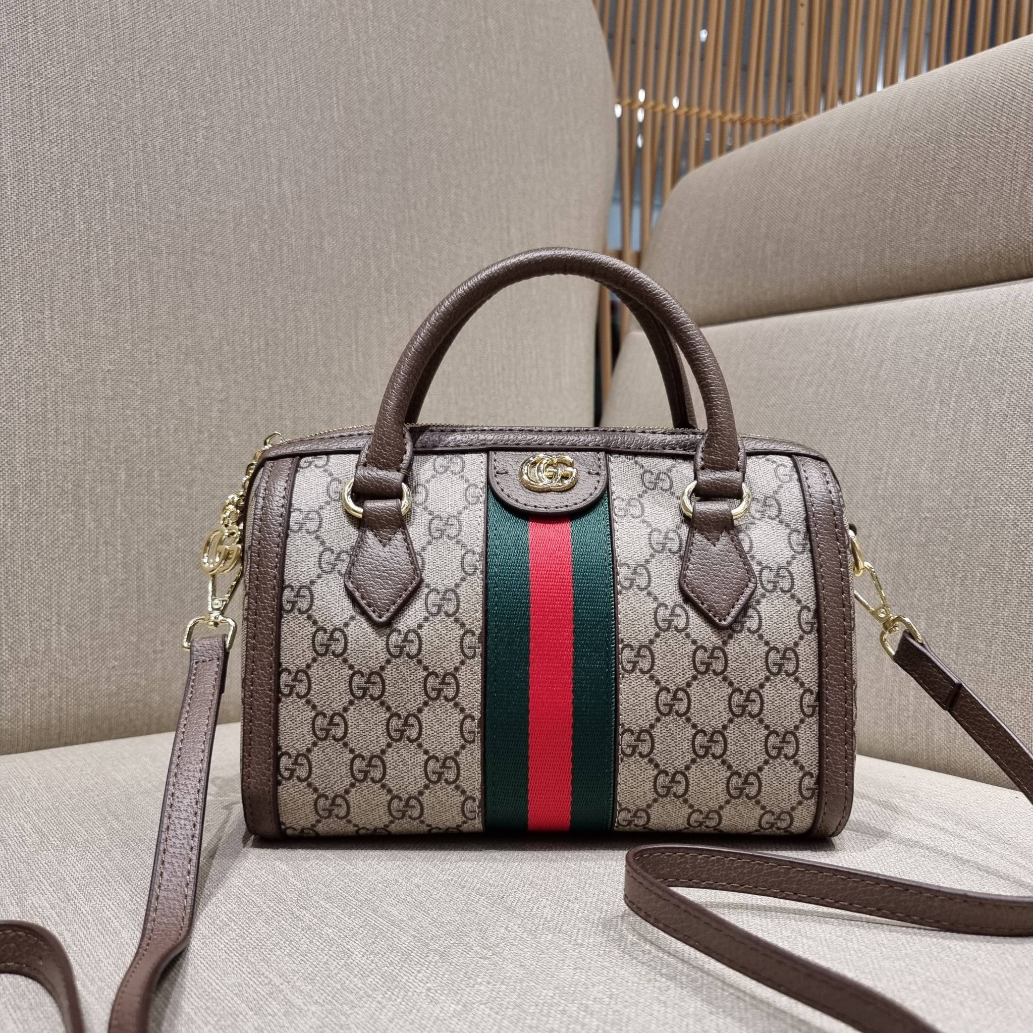 VIP 】GC CLASSIC DUFFLE BAG VIP GIFT กระเป๋าถือทรงหมอนสวยคลาสสิค สินค้าพิเศษจากเคาน์เตอร์ duty free แถมฟรี!! โบว์ผ้าลายแบรนด์ สำหรับตกแต่งหูกระเป๋า ผูกเป็นโบว์ หรือพันถนอมหูกระเป๋าก็ดูหรูมาก วัสดุหนังแคนวาส ดีไซน์แถบคาดโดดเด่น สวย หรู ใบจริงสวยมาก! เปิด-ปิ