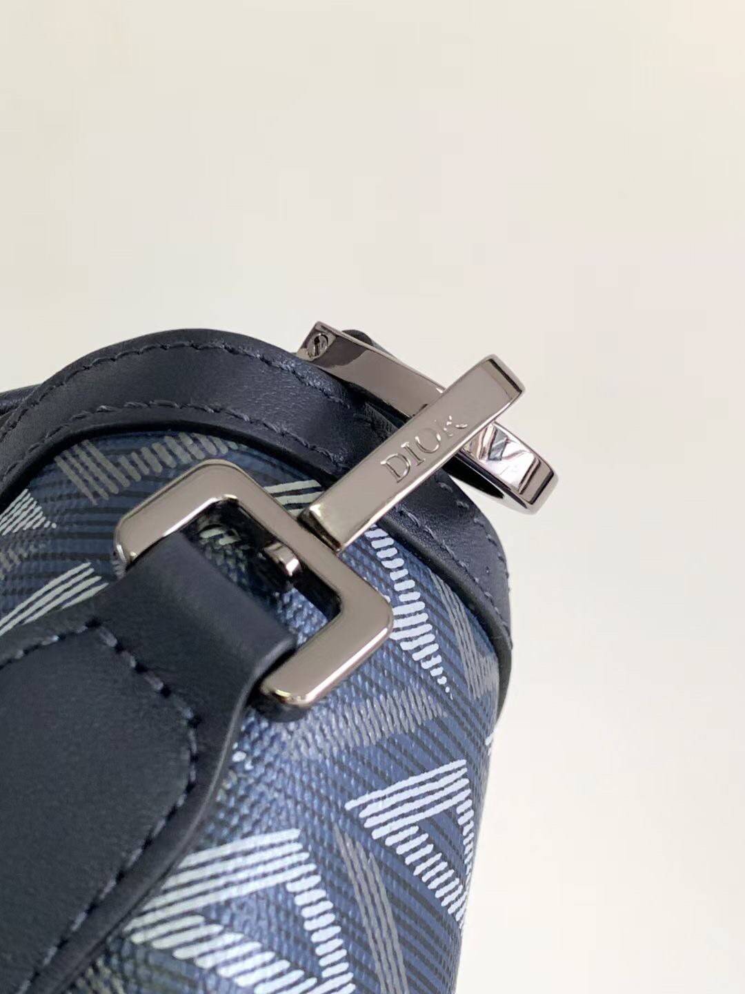 MINI DIOR HIT THE ROAD BAG / Dior Mini Messenger Bag / CD Diamond Messenger Bag ท็อปออริสลับแท้ เกรดดีสุด พร้อมส่ง กระเป๋าสะพาย รุ่นใหม่ล่าสุดคอล Summer 2023 ที่หนุ่มๆไม่ควรพลาด สวยหรูหราเป็นเอกลักษณ์แบรนด์