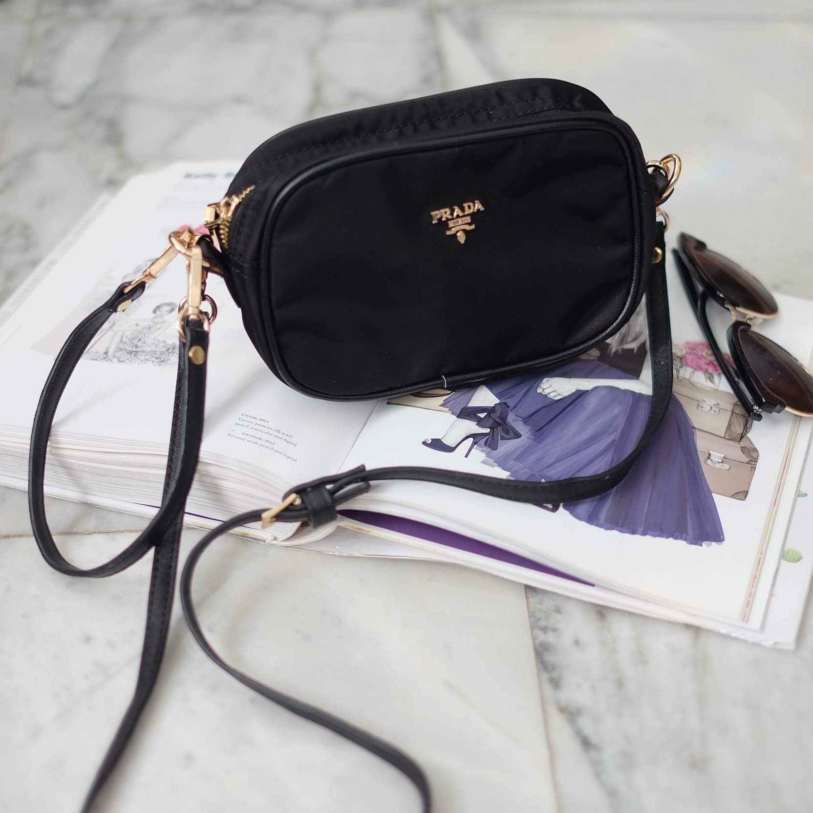 งานพรีเมี่ยมกิ้ฟ จากเคาเตอร์ต่างประเทศคะ ได้ กระเป๋าclutch & shoulder bag จากแบรนด์ Prada มาค่า เป็นกระเป๋าผ้า ไนล่อน น้ำหนักเบา สวยหรู ตามแบบฉบับของแบรนด์เลย ตัวกระเป๋าขนาดกำลังดี ใส่มือถือได้ทุกรุ่น สามารถเก็บสายถือเป็นคลัชออกงานได้คะ หรือ สะพายข้างได้ 