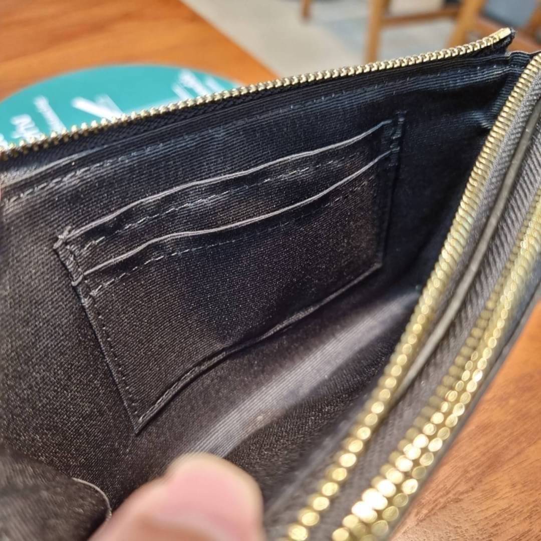 COACH F87591 DOUBLE CORNER ZIP WALLET IN SIGNATURE COATED CANVAS คล้องมือรุ่น 2 ซิป!! มาแล้วจ้า 🌟🤗 ไซส์นี้คือเหมาะมือจริงๆ พกง่ายเช่นเคย ไม่ต้องกังวลว่าจะเกะกะหรือกินพื้นที่กระเป๋าหลัก วัสดุหนังแคนวาสเคลือบลาย มีช่องหลักแยก 2 ช่อง ภายในบุผ