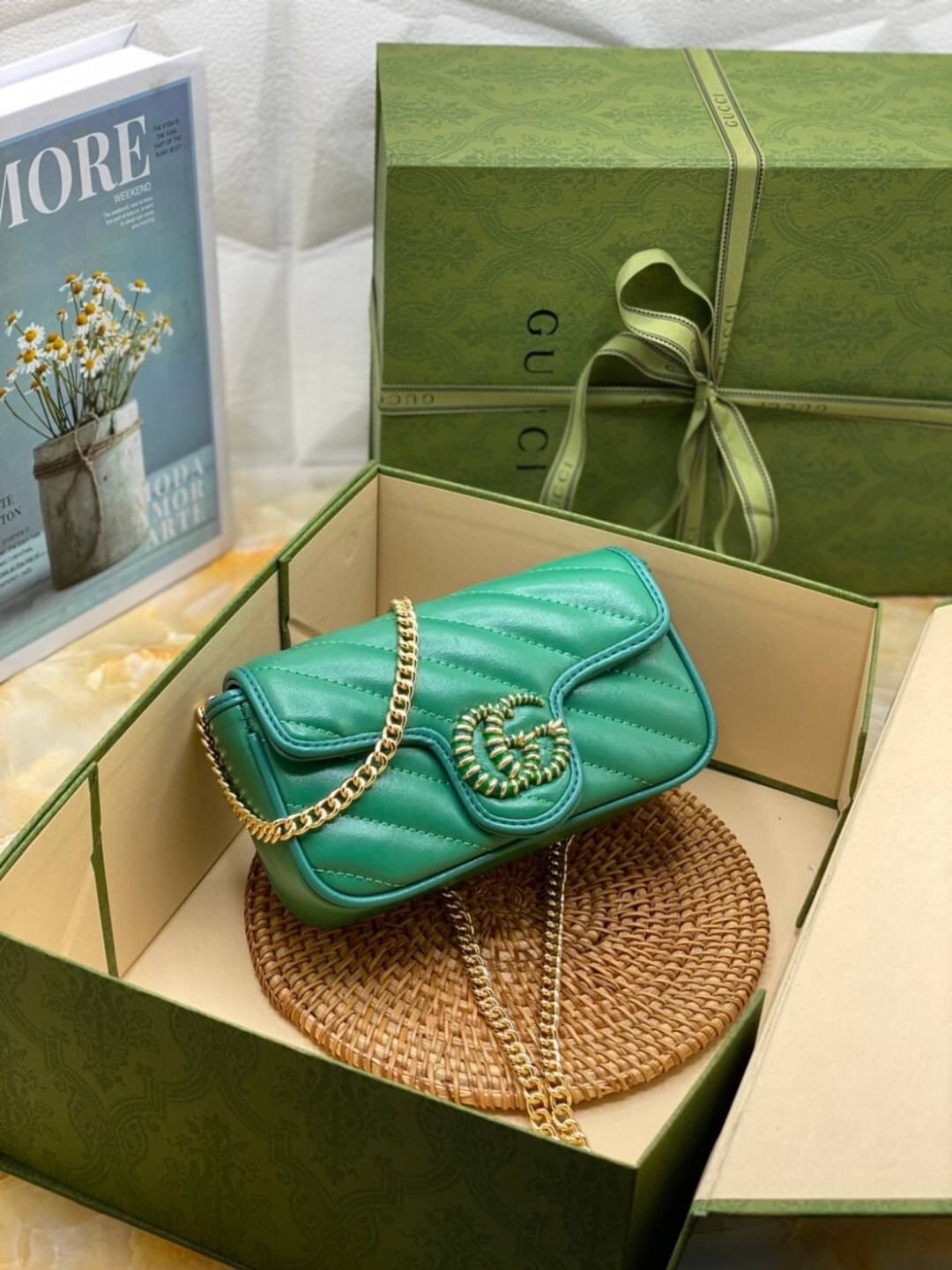 หนังแท้ VIP GIFT 】GUCCI GG Marmont super bag [mini & small] กระเป๋าสะพายข้าง โทนสีสดใสเล่นสีทูโทนตัดกันอย่างลงตัว เฟี๊ยดมากค่ะ ไซส์กะทัดรัด พกพาง่าย น้ำหนักเบา ดีไซน์สวย ภายในโล่งกว้าง มาพร้อมสายสะพายโซ่อะไหล่ทองในตัว ปรับใช้ได้ทั้งแบบสะพายเดี่ยว และสะพาย