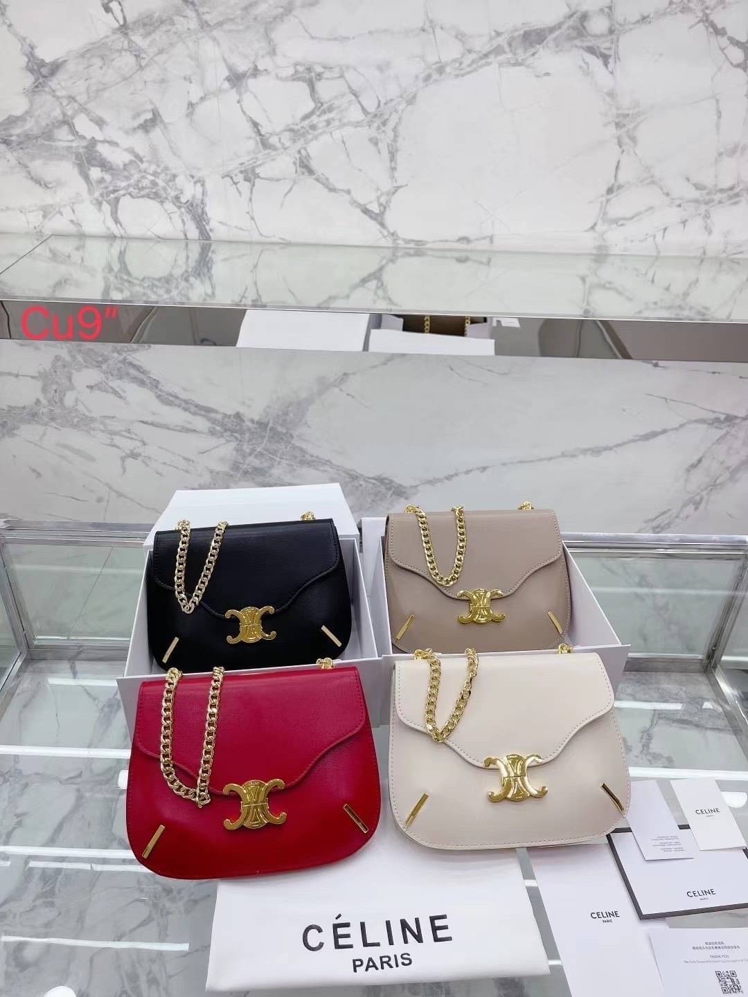 CELINE chain besace triomphe in shiny calfskin กระเป๋าสะพายสายโซ่ซีลีน รุ่นใหม่ล่าสุด อีกหนึ่งรุ่นในซีรีส์ Triomphe ที่ได้รับความนิยมอย่างมาก ด้วยรูปร่างทรงโค้งมนมีความคลาสสิกตามแบบฉบับแบรนด์