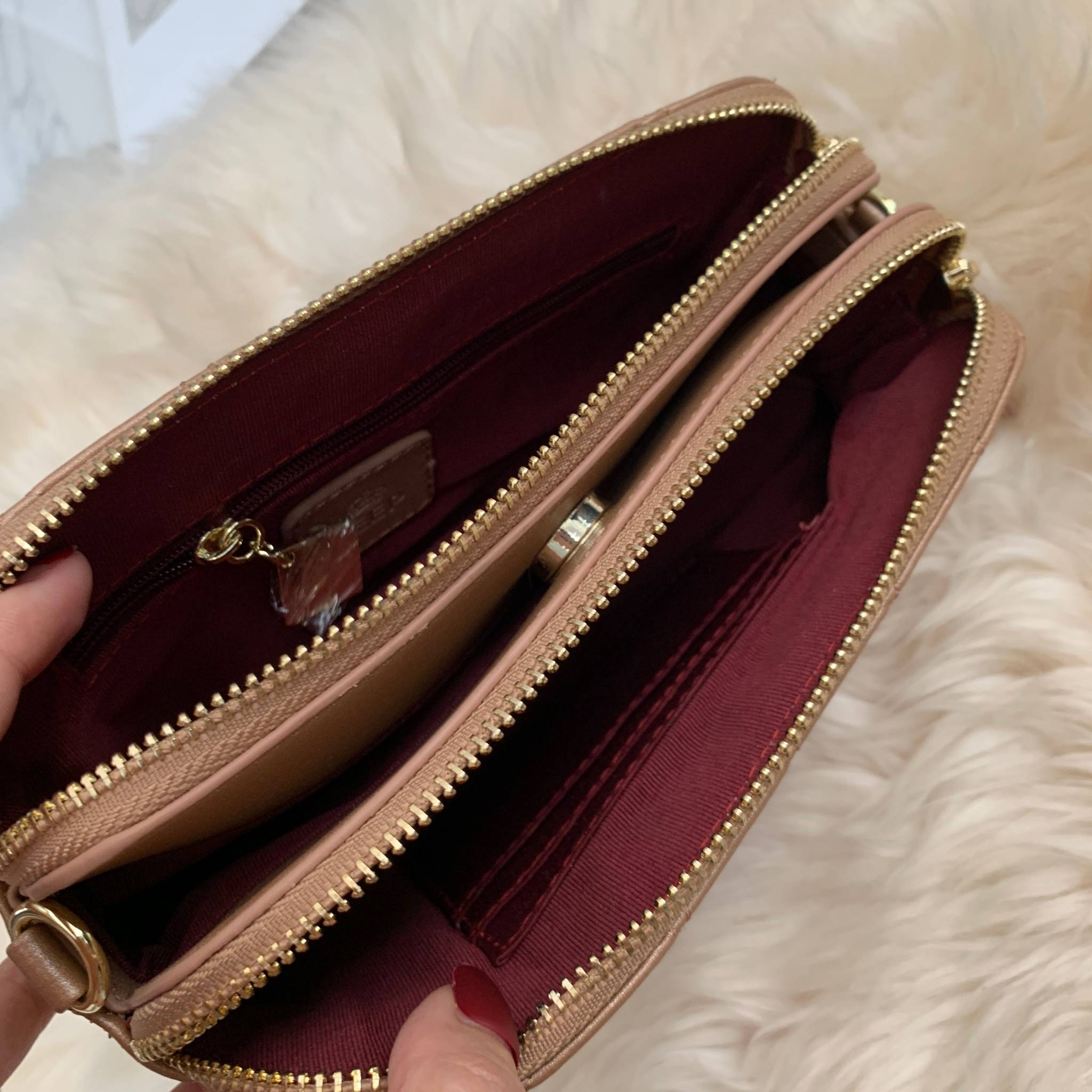 💥รุ่นขายดี มาเพิ่มแล้วค่า KEEP Carla รุ่นขายดีที่สุด ทรง น่ารักสุดๆ 💙 พร้อมสีCollection ใหม่ ‘’Blink Blink glitter ‘’ มีให้เลือกถึง 3 สี : Blink Blink glitter in Pink // Blink Blink glitter in Grey // Blink Blink glitter in Brown 👍