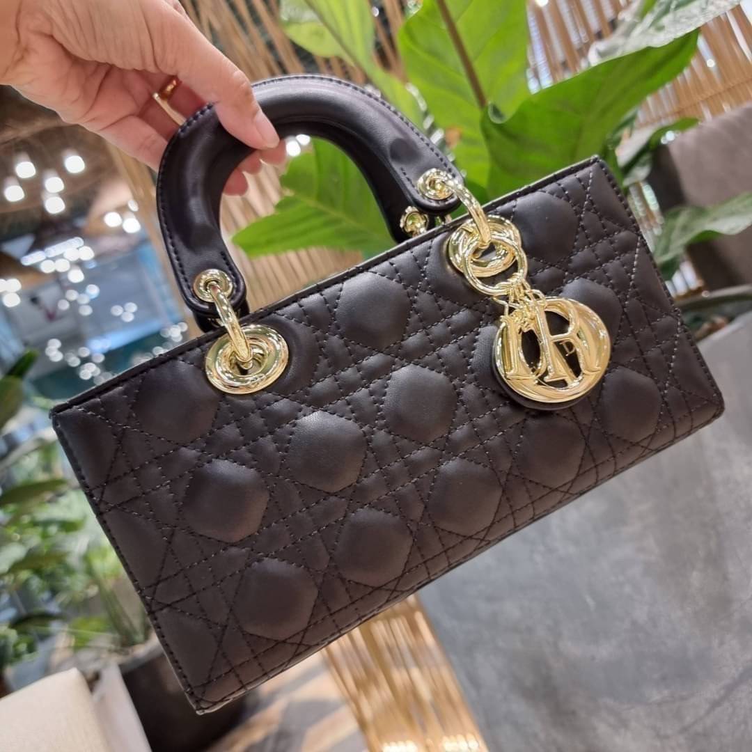 Medium Lady D-Joy Bag Cannage Lambskin / CD LADY D-JOY BAG ดีไซน์ใหม่ อัพเลเวลความหรู กับกระเป๋าสะพายข้างที่รอบนี้ดีไซน์รูปทรงโฉมใหม่ ใช้งานง่ายขึ้น สะดวกใช้มากขึ้น