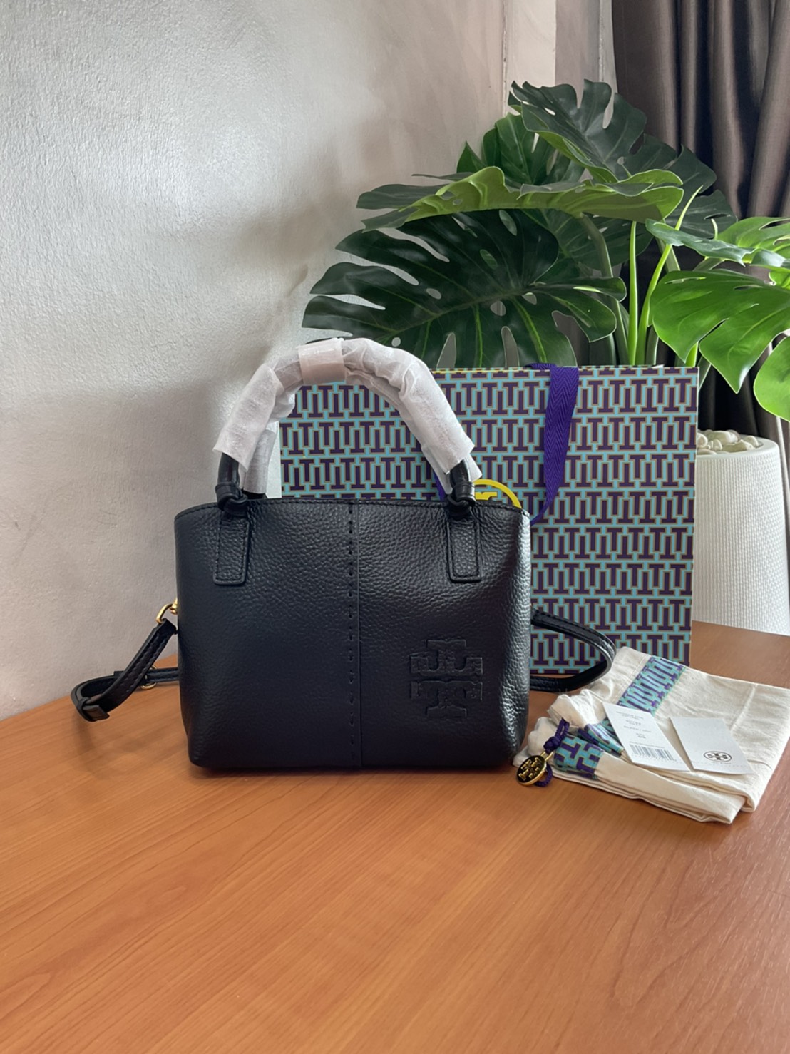 Tory Burch McGraw Mini Satchel กระเป๋าถือ/สะพาย Crossbody วัสดุหนังลูกวัวแท้ 100% ด้านหน้าประดับโลโก้หนัง ตัดเป็นรูปตัว T สัญลักษณ์แบรนด์ ตัวกระเป๋าเดินด้ายเล่นลายเพิ่มลูกเล่น เพื่อความเก๋!!