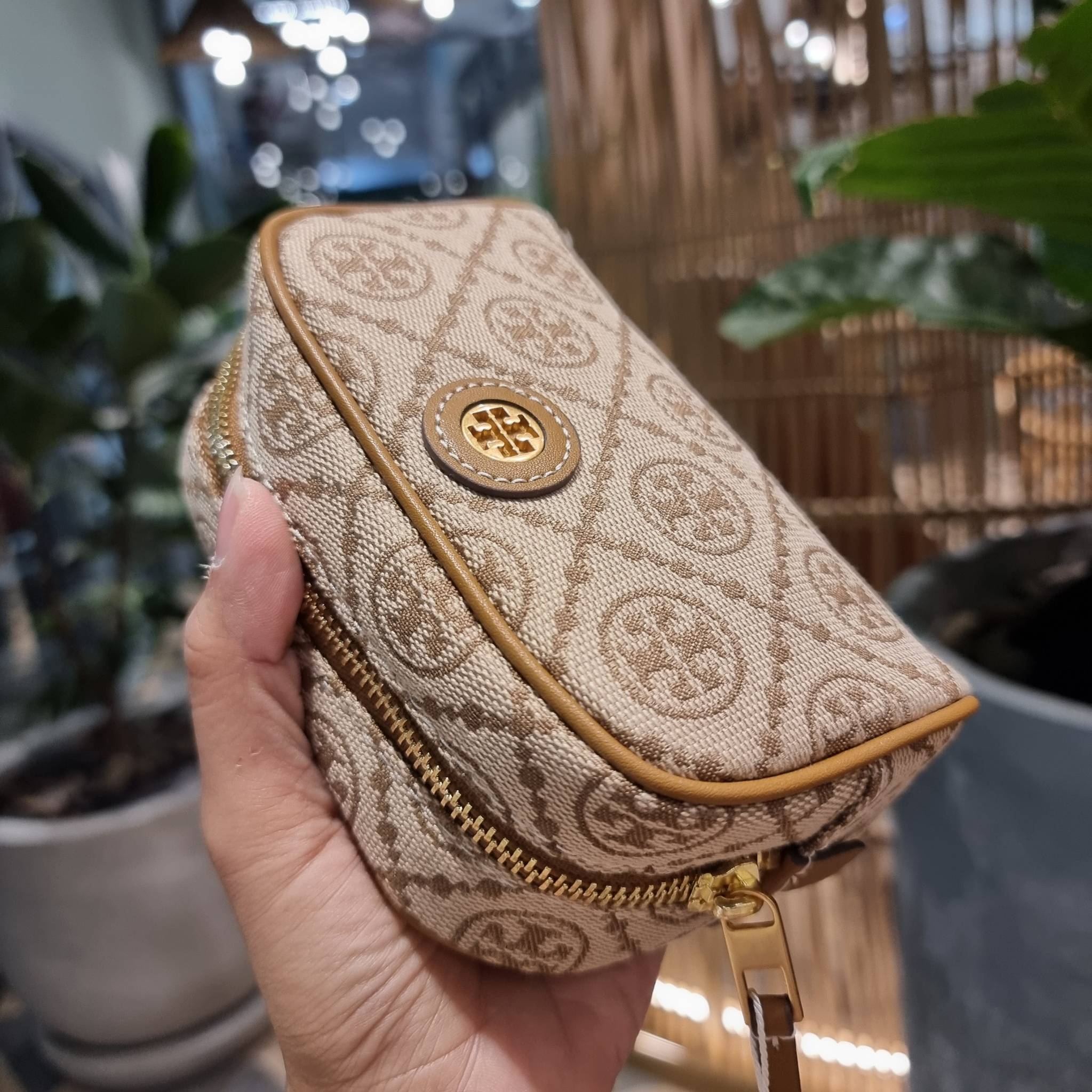 TORY BURCH T MONOGRAM JACQUARD MINI COSMETIC CASE ใหม่ล่าสุด กับกระเป๋าเอนกประสงค์ ที่ไม่ว่าจะไว้ใส่เครื่องสำอางค์ หรือจะไว้พกจำเป็นเช่น เงิน หรือกุญแจต่างๆ น้องใบนี้จัดให้ได้หมด สวยหรู ขนาดเหมาะมือ ถือแล้วขับผิว วัสดุผ้า jacquard รูดเปิด-ปิดด้วยซิป ภายใน