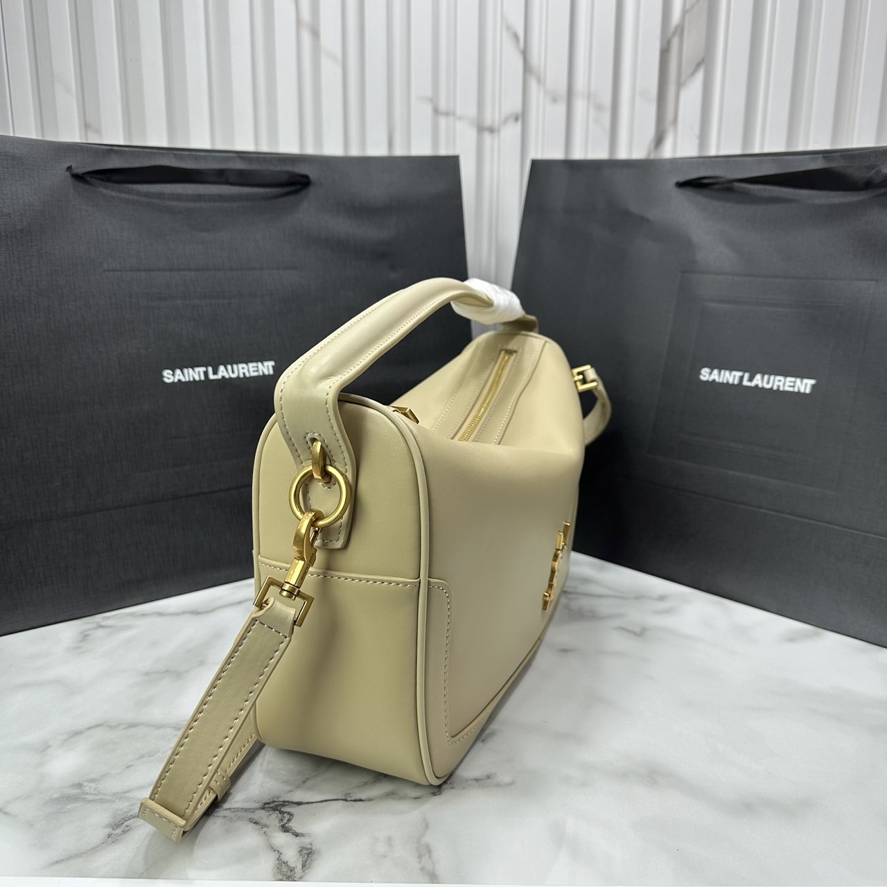 YSL Camera Supple Bag กระเป๋าสะพายทรงกล้องใบขนาดกลาง ถือจับถนัดมือ จุของได้เยอะ ดีไซส์เรียบหรูดูแพง 🧡เกรดออริ ใช้งานต่างประเทศได้