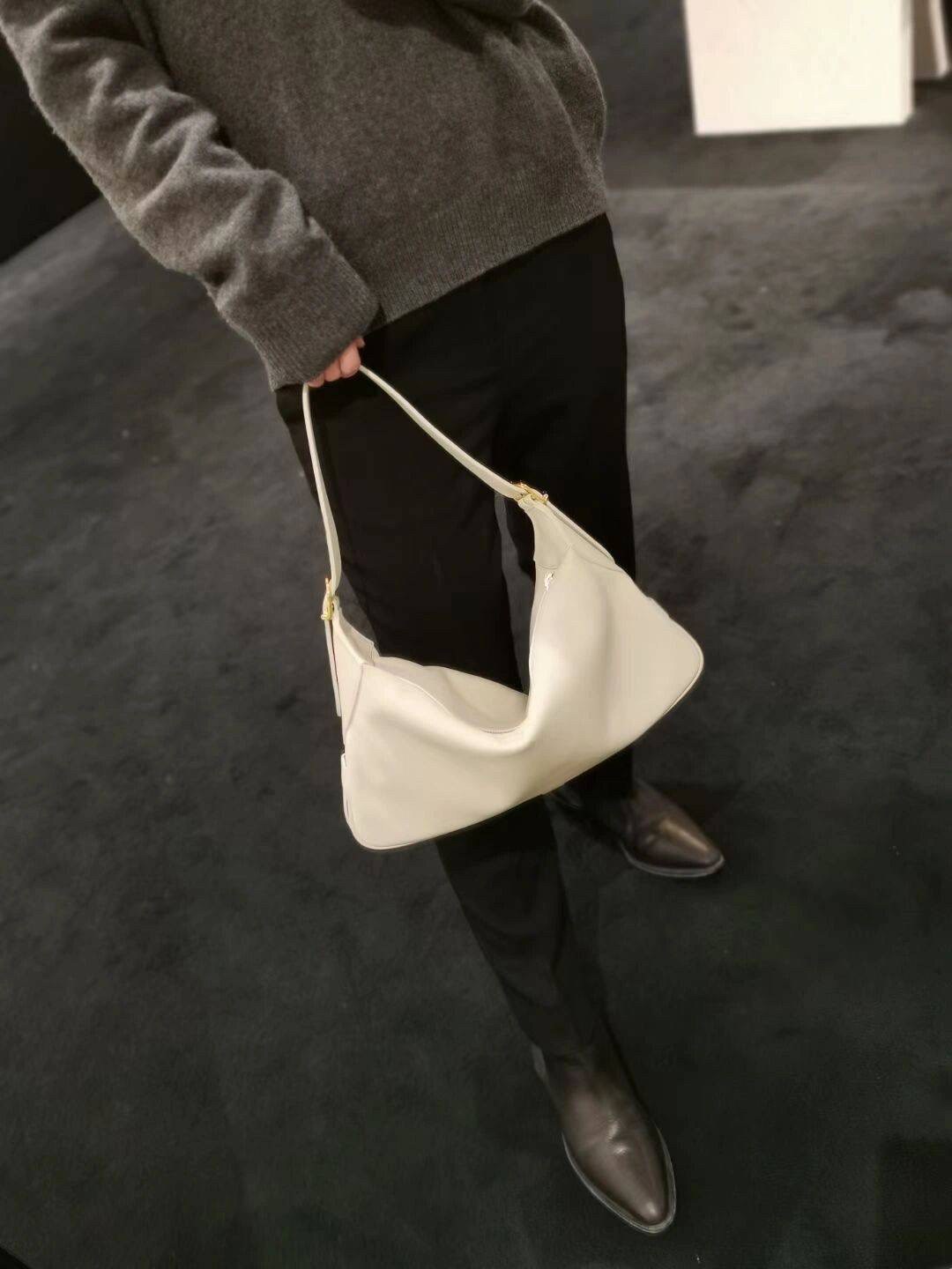 ทรงยอดฮิตที่สุด **หนังนิ่มมือมาก กับ CELINE ROMY VIP GIFT WITH PURCHASE (GWP) กระเป๋าสะพายไหล่ทรงเป็กเอกลักษณ์ เปิดปิดด้วยซิป จุของได้เยอะคะ Ipad mini เครื่องสำอางค์ เหมาะสำหรับสาวๆ มากคะด้วยน้ำหนักที่เบาและใช้ได้หลายลุค มาพร้อมสายสะพาย2แบบ(ถอดเปลี่ยนได้)