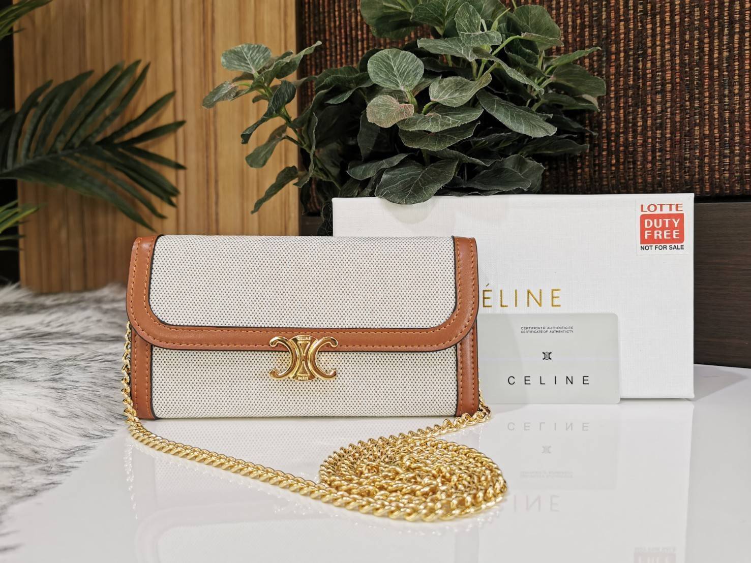 พรีเมี่ยมกิ๊ฟแท้ 100% 】CELINE LONG WALLET BAG VIP GIFT WITH PURCHASE-GWP กระเป๋าพรีเมี่ยมกิ๊ฟ Limited จาก CELINE HAUTE PARFUME DUTYFREE COUNTER วัสดุ Triomphe Canvas สวยอยู่ทรงเปิดปิดด้วยฝาปิดประดับโลโก้แบรนด์สีทองด้านหน้า ภายในมีช่องแบ่งเยอะมากค่ะ