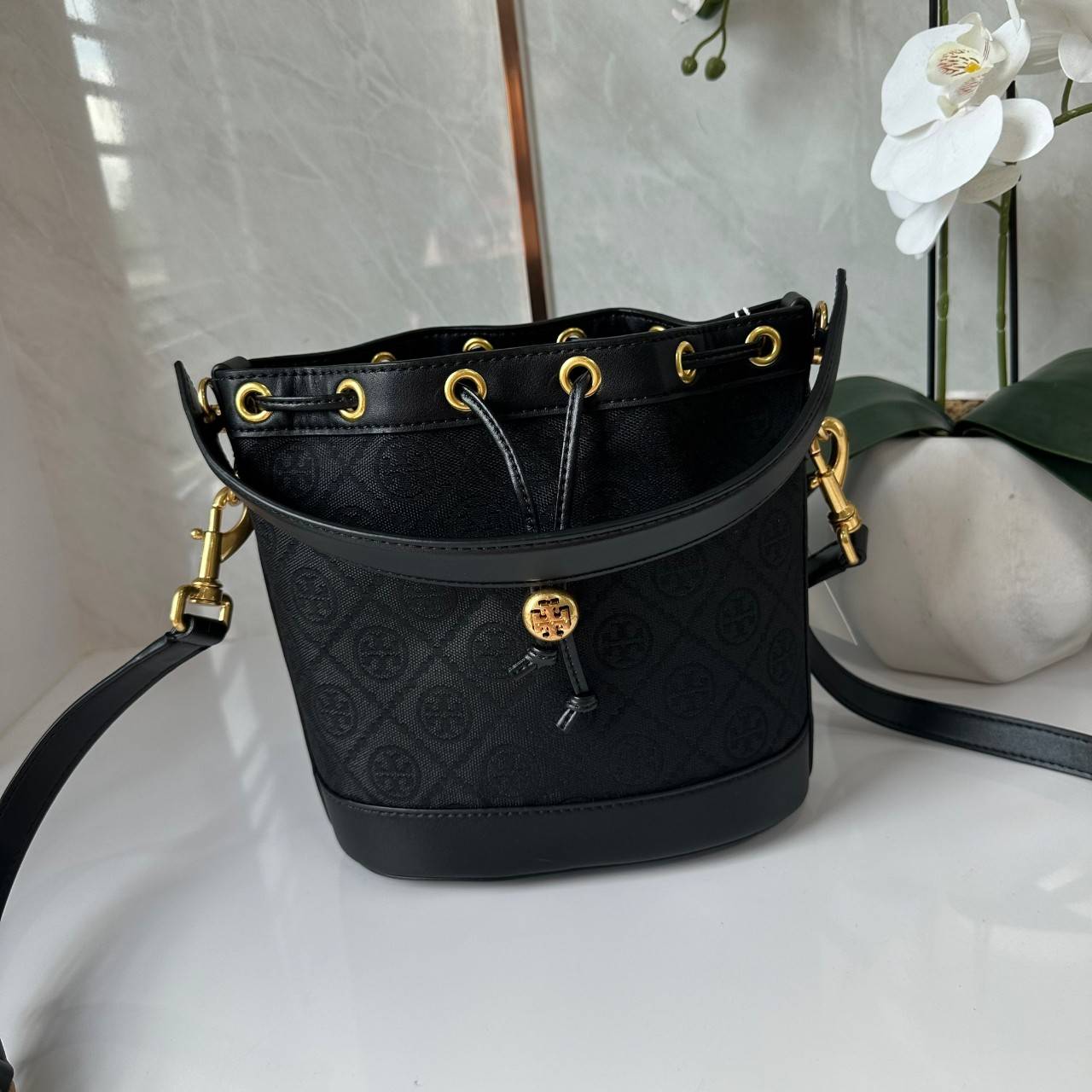 TORY BURCH T MONOGRAM BUCKET BAG jacquard black / Tory Bucket Bag สีดำคลาสสิก กระเป๋าทรงขนมจีบ รุ่นใหม่ล่าสุด วัสดุผ้าแจคการ์ด ตัดขอบหนังสวย