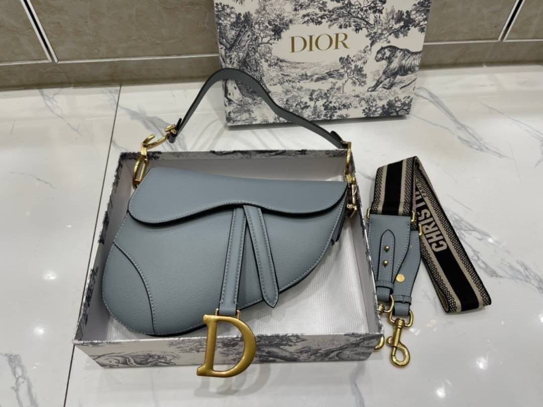 หนังแท้ DIOR SADDLE BAG Cloud Blue Goatskin กระเป๋ารุ่นยอดนิยมตามแบบฉบับแบรนด์ งานทอลายคมชัด ใช้งานได้ 2 แบบ สะพายยาว CROSSBODY และสายสั้นถือได้เก๋ๆ ลุคนี้คูลสุดๆ เลยค่าา ภาพถ่ายจากสินค้าจริง! สวยมาก พร้อมส่งที่ไทยราคาสุดคุ้ม สาวๆ ห้ามพลาดค่ะ!