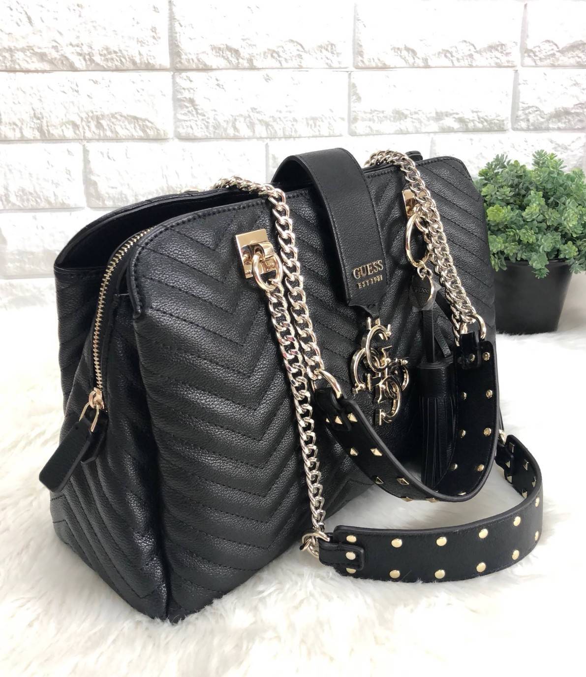 GUESS WOMEN’S VIOLET GIRLFRIEND SATCHEL SHOULDER BAG พร้อมส่งความสวยค่ะ!! กระเป๋าถือ สะพายไหล่ วัสดุเย้บหนังลายนวม หนังนิ่ม ทรงป่องสวยงามาก ด้านหน้าห้อยพวงพู่ยาวลงมาสวยมากๆทีเดียวค่ะ ปากกระเป๋าเปิดปิดแบบกระดุมแม่เหล็ก มีอะไหล่โลโก้แบรนด์หรู ช่องหลักแบ่ง เ