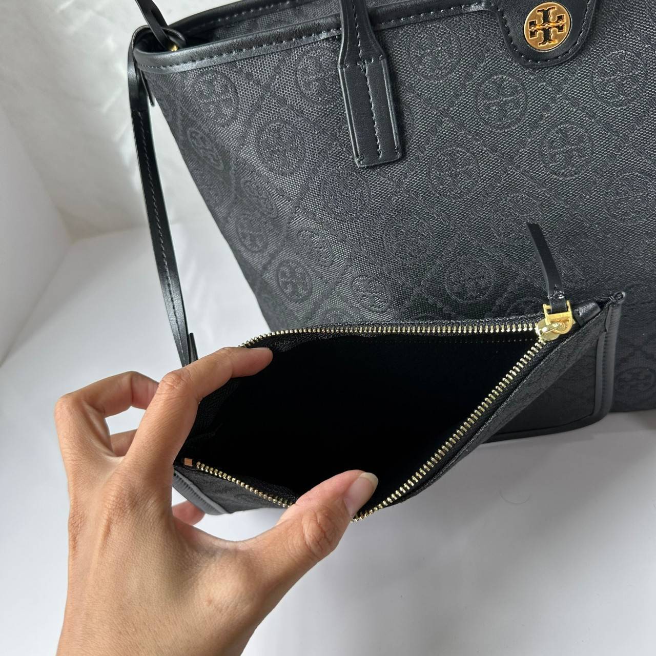 TORY BURCH T MONOGRAM SMALL ZIP TOTE (ใบเล็ก) กระเป๋าทรงโท้ทพร้อมกระเป๋าใบเล็ก วัสดุผ้าแจ็คการ์ดตัดขอบหนัง