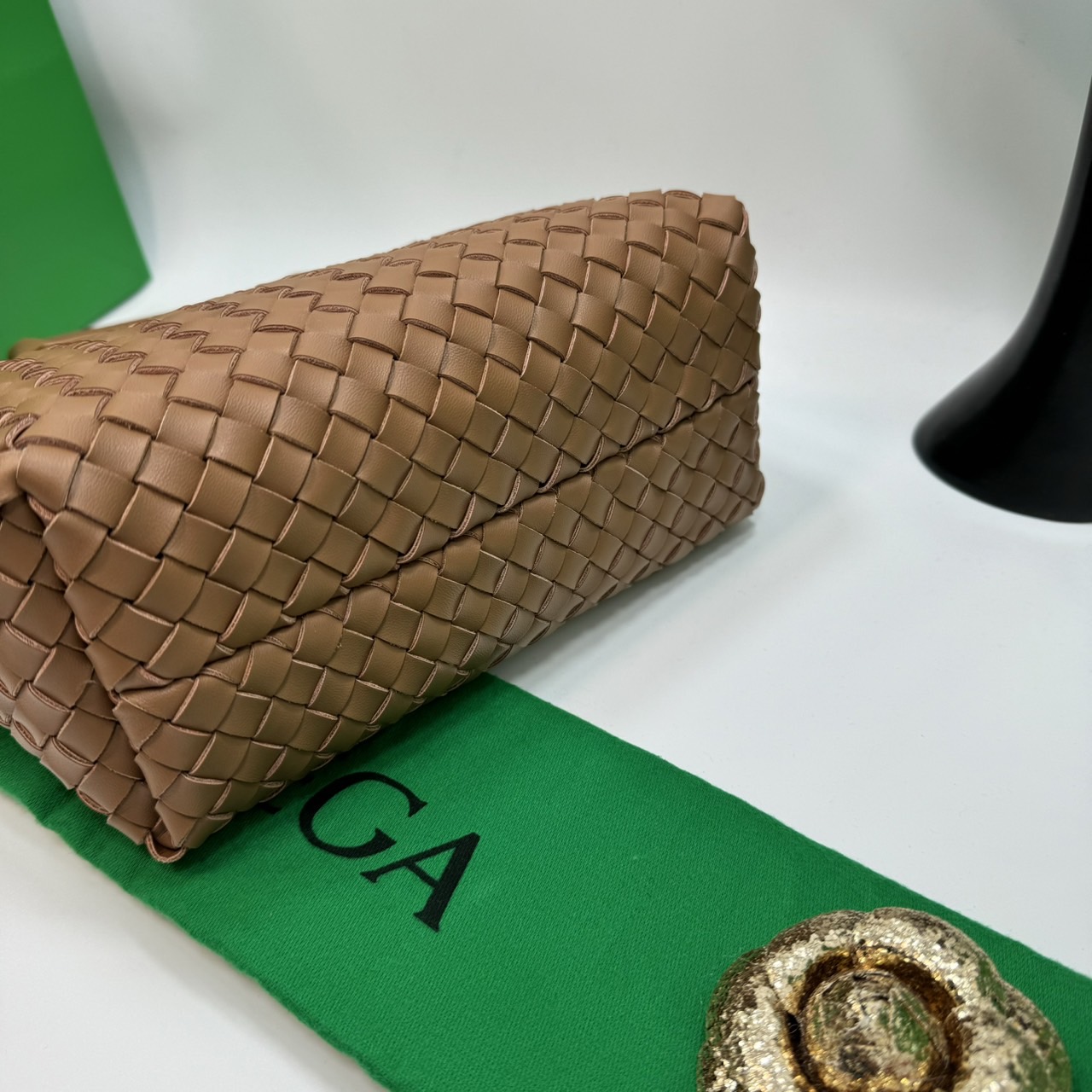 BOTTEGA MINI CABAT LEATHER TOTE BAG กระเป๋าสะพายขนาดมินิ พร้อมใบลูก ดีไซส์สานเป็นเอกลักษณ์ หนัง nappa นิ่มสวยงาม