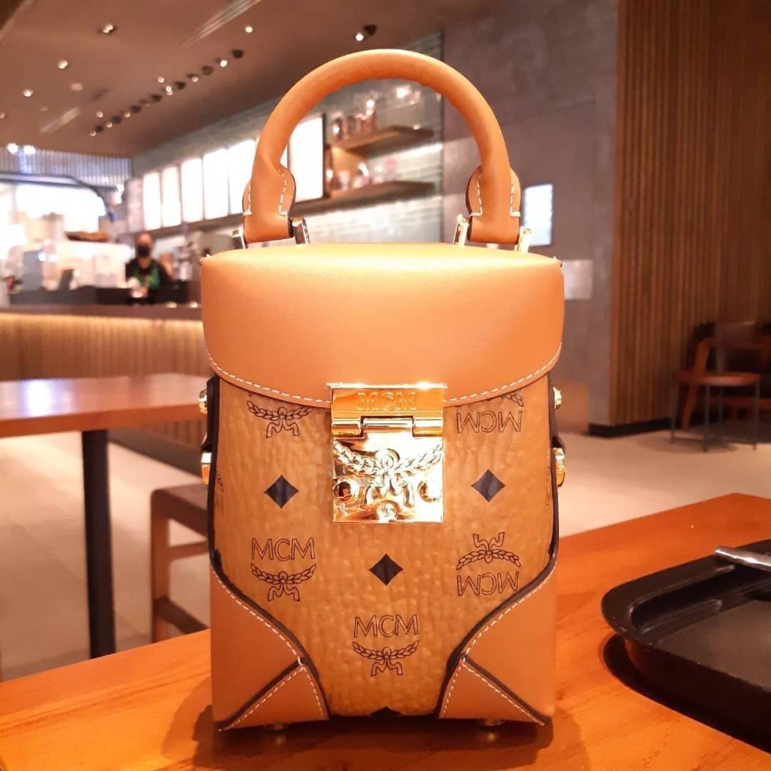 M.C.M MINI SOFT BERLIN CROSSBODY IN VISETOS ไอเท็มสุดฮอต!! ดีไซน์ unisex หนุ่มๆสาวๆสะพายกันได้ไม่ติด!! กระเป๋าสะพายข้าง ขนาดกะทัดรัดพกพาง่าย วัสดุหนังแคนวาสคุณภาพดีสลับหนังแท้ เปิด-ปิดด้วยตัวกดล็อค มีหูจับในตัว