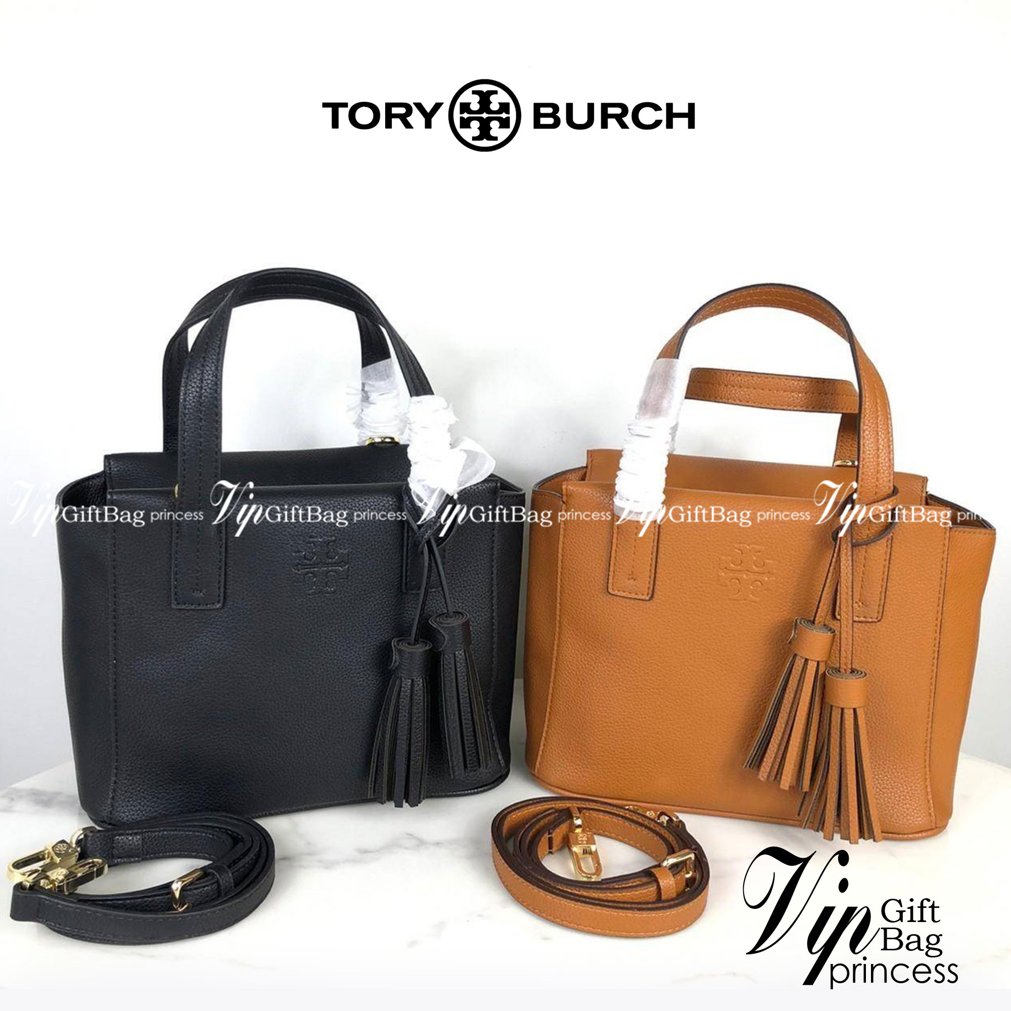 TORY BURCH Handbag / TORY BURCH shoulder bag พร้อมส่งที่ไทย กระเป๋าถือ หรือสะพาย TORY BURCH เปิด - ปิดกระเป๋าด้วยซิป ด้านในมีช่องซิป 1 ช่อง ช่องใส่ของ 1 ช่อง หูจับสูง 12 cm มาพร้อมสายสะพายยาว สามารถถอดและปรับได้ 3 ระดับค่ะ