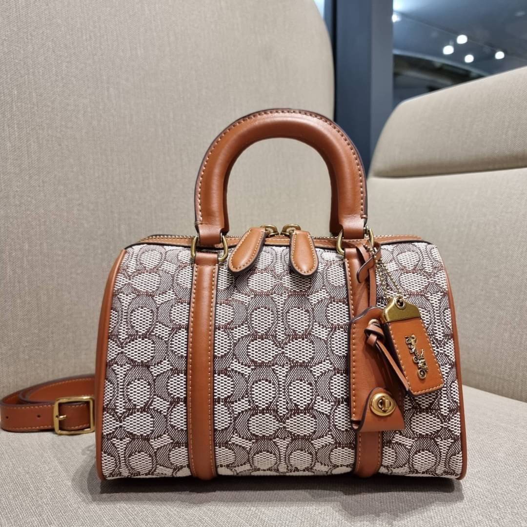 COACH C8529 RUBY SATCHEL 25 IN SIGNATURE TEXTILE JACQUARD ใหม่ก่อนใคร ไม่ต้องรอพรี! กับกระเป๋าทรงหมอนดีไซน์ใหม่ ใบใหญ่ แต่น้ำหนักเบา ด้วยวัสดุผ้า jacquard ถักทอลายซีเอกลักษณ์ ตัดสลับหนังแท้ เพิ่มดีเทลความหรู มาพร้อมหูจับในตัว และสายสะพายครอสสีเข้ากับตัวกร