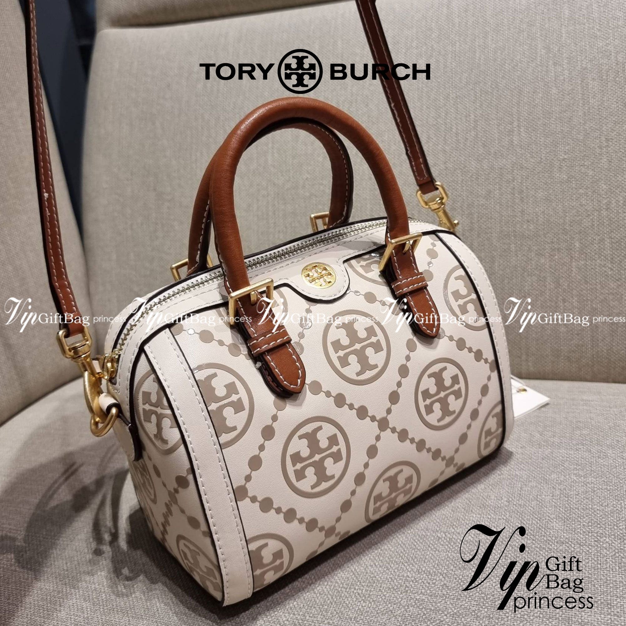 TORY BURCH T MONOGRAM MINI EMBOSSED WINE BUCKET BAG คอลเลคชั่นใหม่ กับกระเป๋าสะพายทรงยอดนิยม ในไซส์มินิ ดีไซน์ใหม่ล่าสุด สวยลูกคุณหนู หรูหรา!! ด้วยดีเทลผิวลายนูนลวดลายเอกลักษณ์ วัสดุหนังแท้ มีหูจับในตัว สีโทนอุ่นขับผิว สะดวกใช้ไปอีก และมีสายสะพายข้าง ปรับ