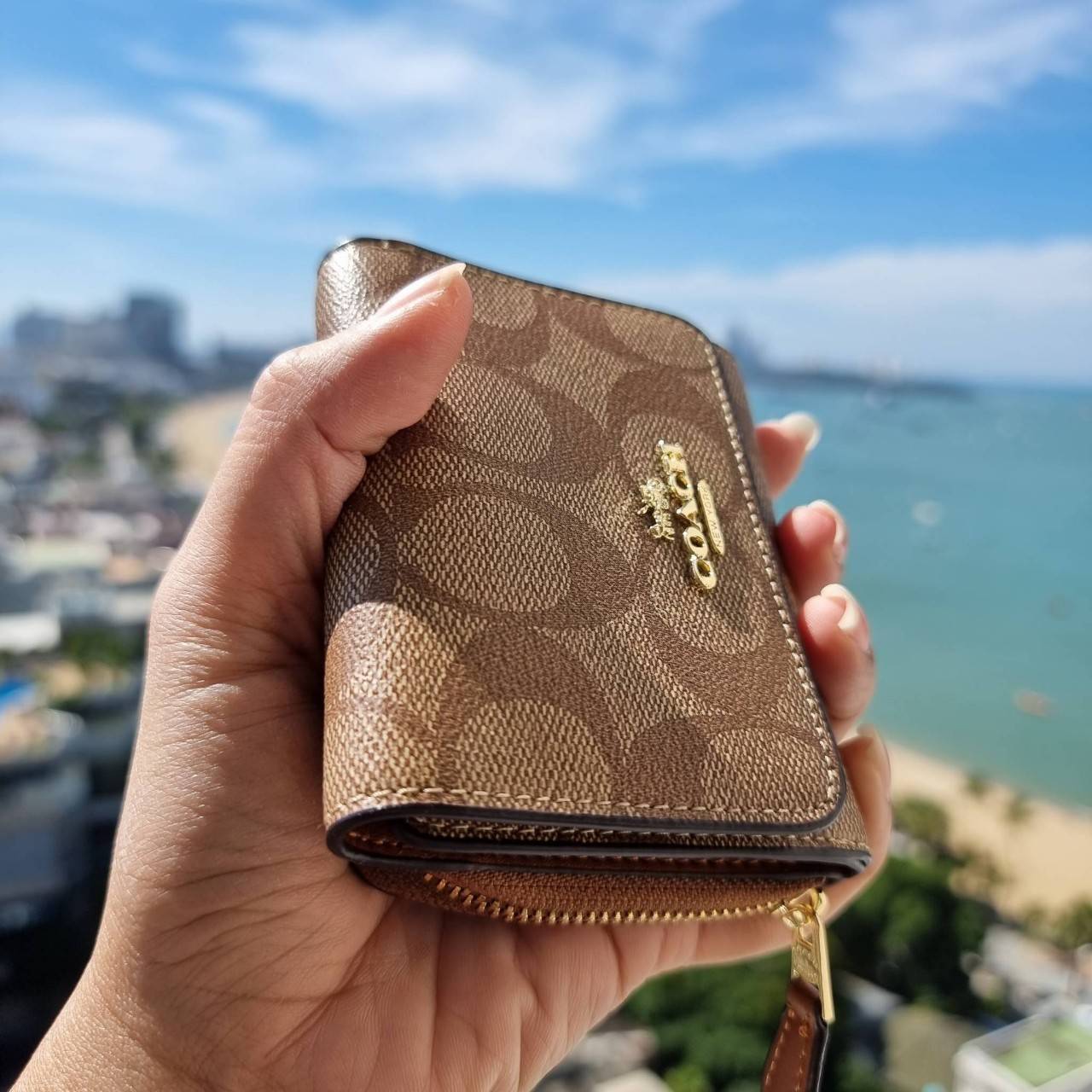 OUTLET 】COACH F41302 SMALL TRIFOLD WALLET IN SIGNATURE CANVAS สวยคลาสสิค พกพาง่าย ใบเล็กน่ารักน่าใช้ ต้องยกให้ใบนี้จ้า 💗💋 ตอบโจทย์คนชอบพกน้อยที่สุด!! กระเป๋าสตางค์ใบสั้นหนังแคนวาสเคลือบคุณภาพดี ภายในเป็นหนังแท้ ใส่บัตร ใส่ธนบัตรได้ทุกชนิด 