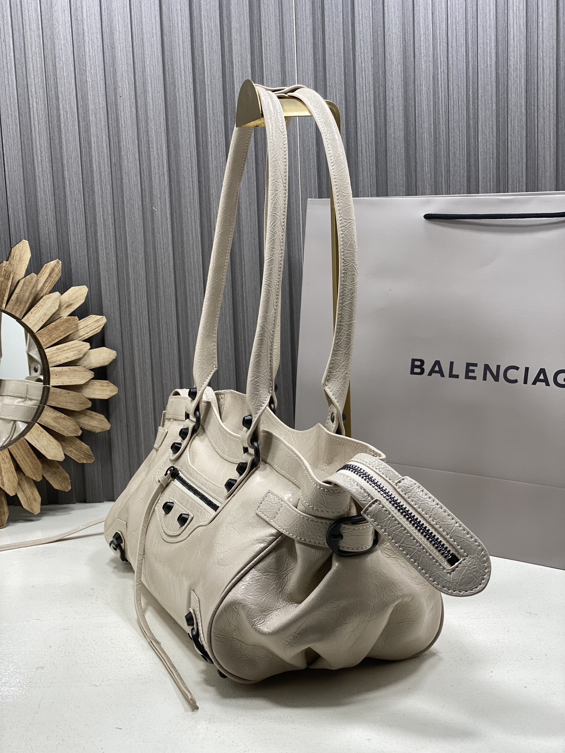ORI หนังแท้ | Balenciaga Le City Bag East-west Bag กระเป๋าถือ/สะพายข้างทรงยาวดีไซน์โดดเด่นสวยเท่ล้ำสมัย ที่สุดแห่งความไอคอนิกไม่เหมือนใคร มีกิมมิคและลูกเล่นแพรวพราว
