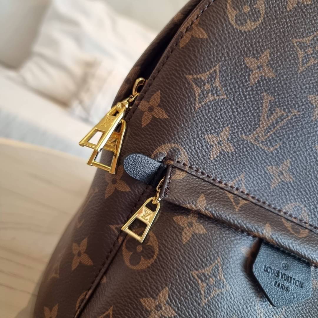LV Backpack Size Small | สายสะพายเล็ก ถอดได้ LV palm springs New in!! เข้าแล้วกับไอเท็มยอดฮิต หรูหราพร้อม box set สุดสวย ที่สุดของความคุ้มค่า LV palm springs กระเป๋าแบ็คแพ็ค มาให้เลือก 2 ไซส์ ขายดี วัสดุหนังแคนวาสคุณภาพดี มีช่องซิปแบ่งสัดส่วน ใบเล็กสายวะพ