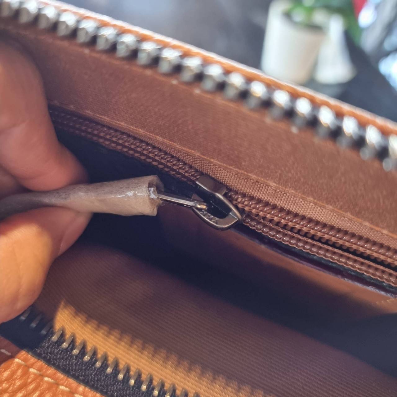 COACH C8445 CHARTER CROSSBODY 24 WITH HORSE AND CARRIAGE PRINT หล่อได้ไม่ซ้ำใคร กับไอเท็มใหม่ล่าสุด ชิคๆคูลๆ กับกระเป๋าสะพายข้าง ดีไซน์ทรงกล่อง ตกแต่งลวดลายดูโดดเด่น วัสดุหนังแคนวาสสลับหนัง pepble มีซิป 2 ฝั่ง ใส่ของได้จุใจ ของสำคัญใส่ไปเลยครบๆ สายสะพายปร