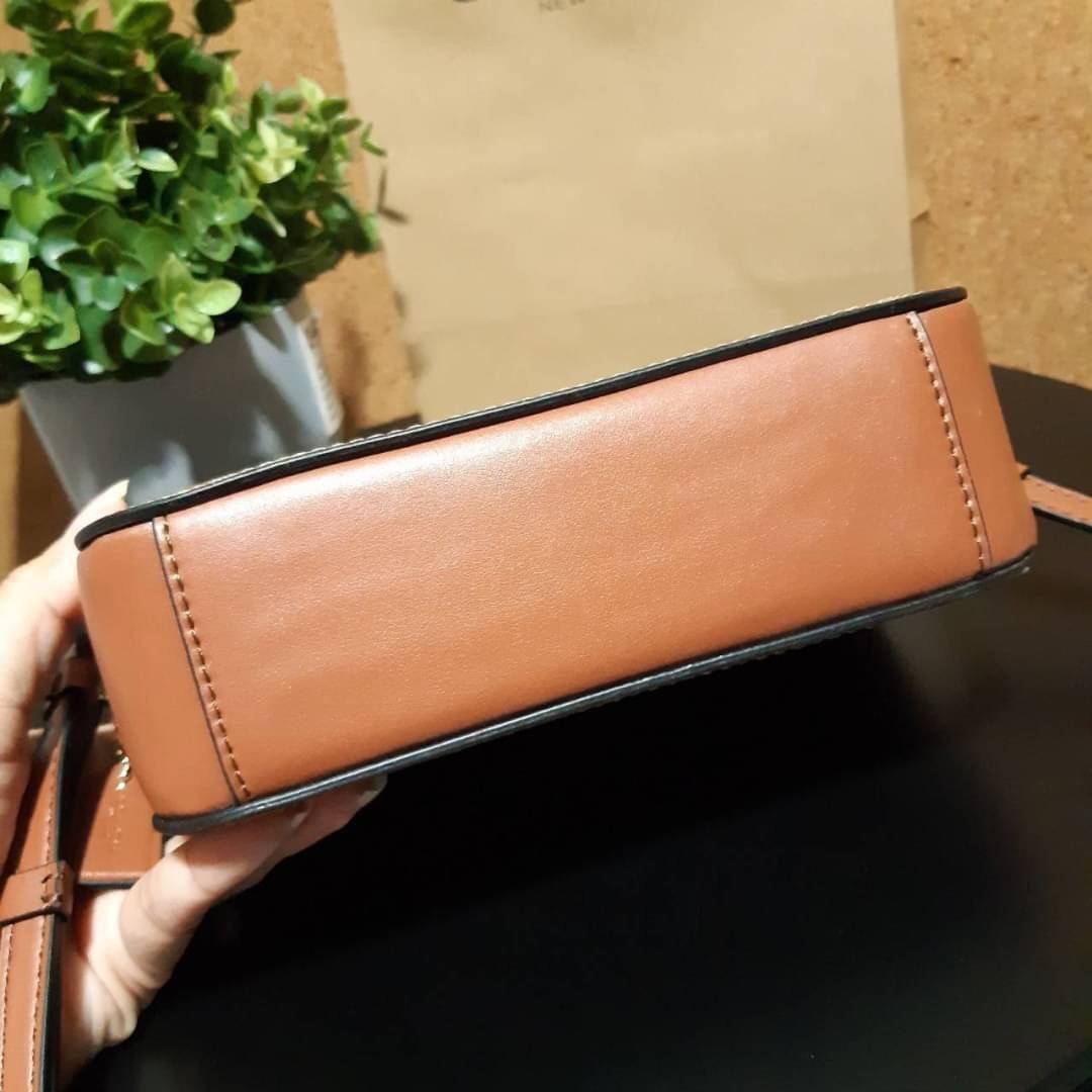 COACH 91677 MINI CAMERA BAG IN SIGNATURE CANVAS ขายดีที่สุด!! กระเป๋าสะพายข้างไซส์มินิ คลาสสิคอยู่ทรง อะไหล่ทองตัดดูหรู วัสดุหนังแคนวาสเคลือบลาย เปิด-ปิดด้วยซิป สายสะพายปรับได้ตามตัว ใบนี้แมทช์ได้ทุกลุค ใช้เป็น everyday bag ได้สบายๆเลยจ้า