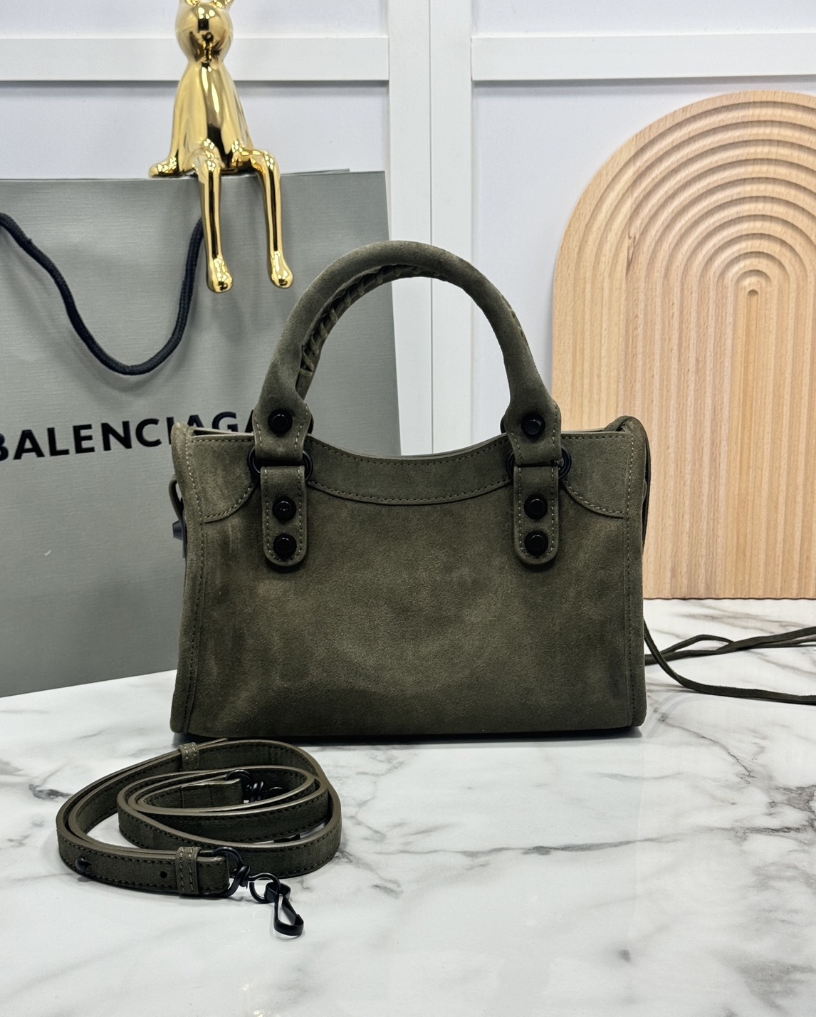 ORI หนังแท้ | Balenciaga Le City suede bag กระเป๋าถือ/สะพายข้างดีไซน์โดดเด่นสวยเท่ล้ำสมัย ใหม่ล่าสุดงานหนังกลับที่สุดแห่งความไอคอนิกไม่เหมือนใคร มีกิมมิคและลูกเล่นแพรวพราว
