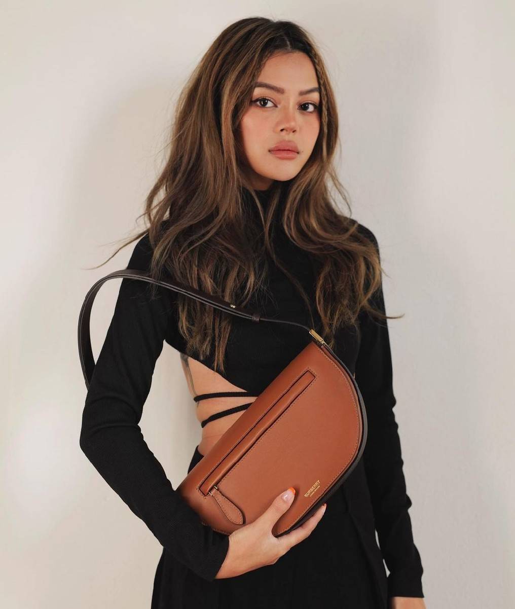 BURBERRY FRAGRANCES HALFMOON BAG VIP GIFT WITH PURCHASE (GWP) กระเป๋าสะพายพรีเมี่ยมกิ๊ฟ Limited Edition รุ่นใหม่จากน้ำหอม BURBERRY DUTY FREE วัสดุหนังแท้ CalfSkin ดีไซน์สวยหรูอยู่ทรงมีโลโก้แบรนด์และช่องซิปด้านหน้า ด้านหลังมีช่องใส่ของ เปิดปิดด้วยฝาปิดแม่เ