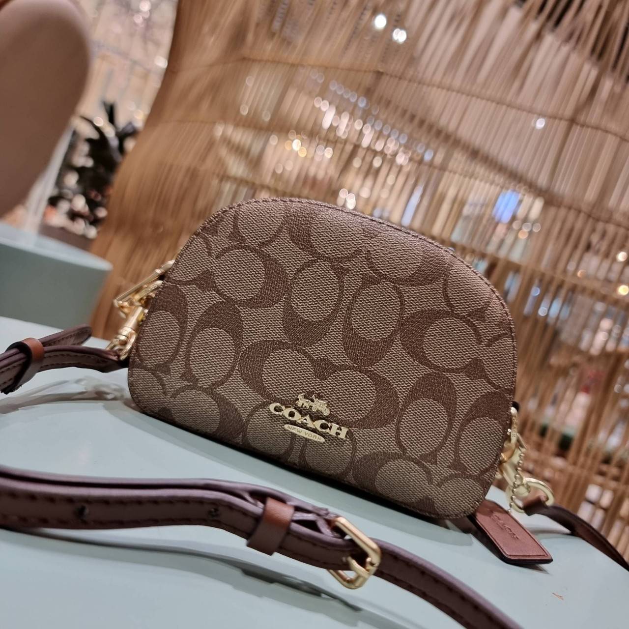 COACH 2628 MINI SERENA CROSSBODY IN SIGNATURE CANVAS ใหม่ที่สุด!! พร้อมส่งทุกสีเด็ด!! ย่อส่วนกระเป๋าสะพายคอลเลคชั่นยอดฮิต มินิเซเรนา ที่รับรองว่าน้องน่ารักม้ากกก!! ขนาดเล็กกุ๊งกิ๊ง แต่ดีเทลยิ่งใหญ่ วัสดุหนังแคนวาสเคลือบลาย เปิด-ปิดด้วยซิป สะดวกใช้ ภายในเป