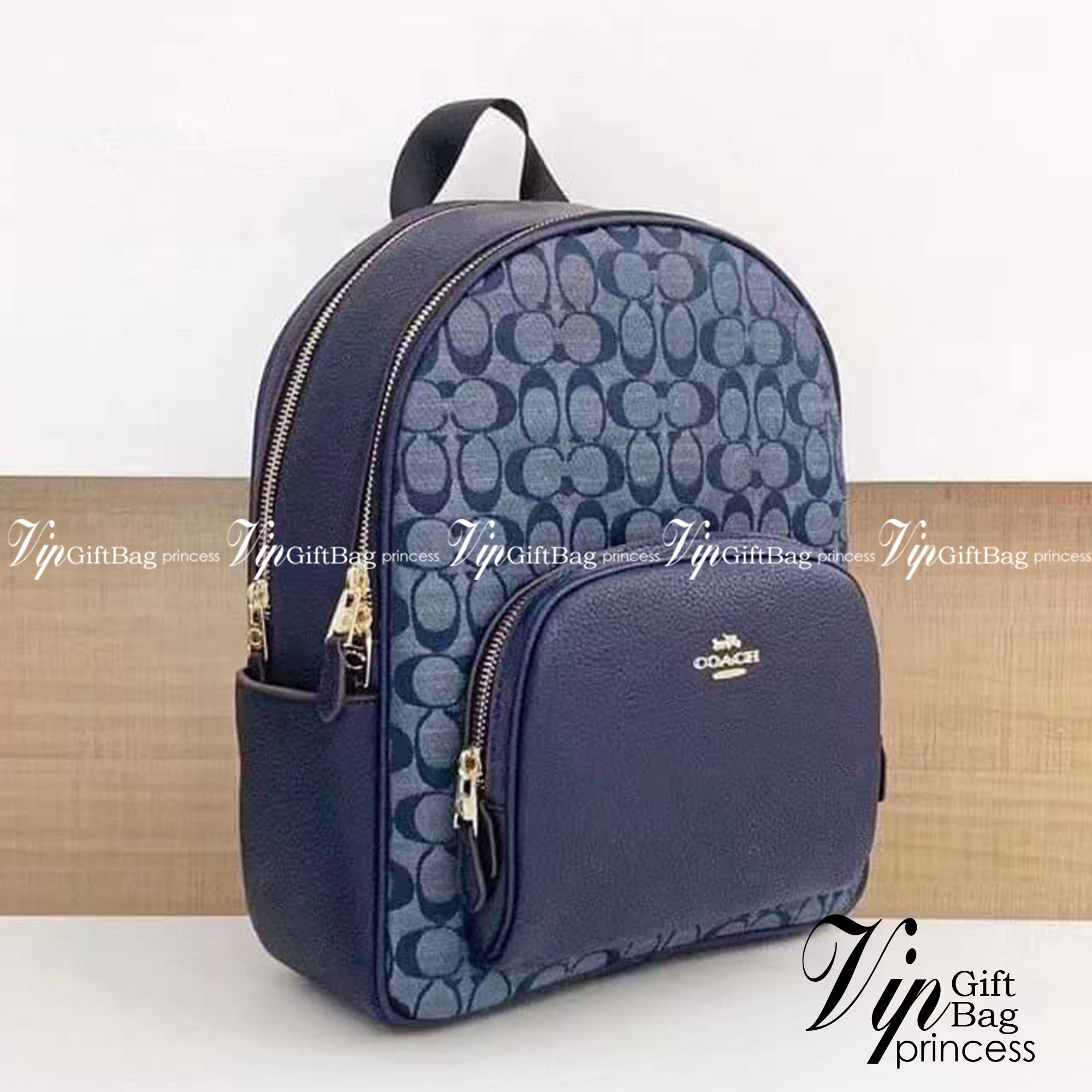 COACH COURT BACKPACK IN SIGNATURE 🌈 สวยกันก่อนใคร วางน้องไม่ลงเลยจริงๆค่าา 😍 พร้อมส่ง! อีกหนึ่งกับกระเป๋าสะพายหลังแบบมีหูหิ้วในตัว ใส่สัมภาระได้เยอะ ครบครันค่ะ ใบจริง น่าใช้มากๆ พกพาสะดวกได้ทุกๆวัน แถมใส่ของได้จุ ไปไหนไปกันกับใบนี้ได้เลยค่