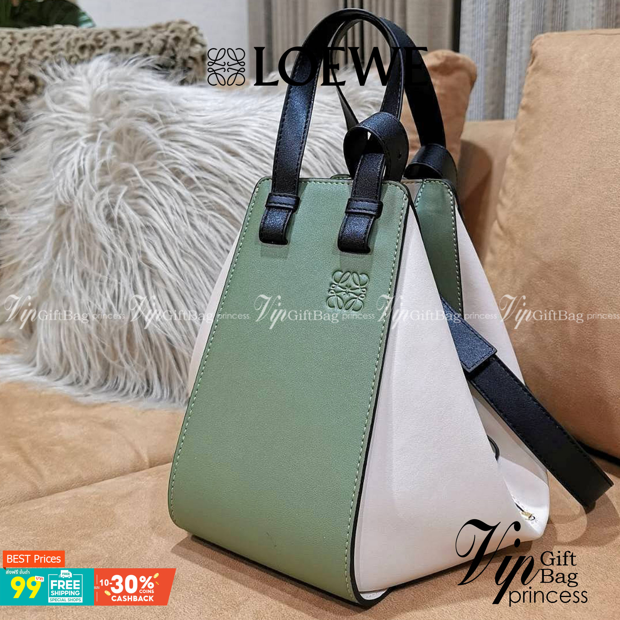 LOEWE HANDLE & SHOULDER BAG GIFT WITH PURCHASE GWP พรีเมี่ยมกิ๊ฟ Limited จาก LOEWE PERFUME DUTYFREE รุ่น Rare items สุดๆวัสดุหนังแท้ Calfskin หนังสวยดีไซน์มีเอกลักษณ์ ใบใหญ่กำลังดี น้ำหนักเบา สามารถปรับได้หลายทรงไม่จำเจ ด้านข้างมีซิปปรับขยายได้ ภายในโล่งก