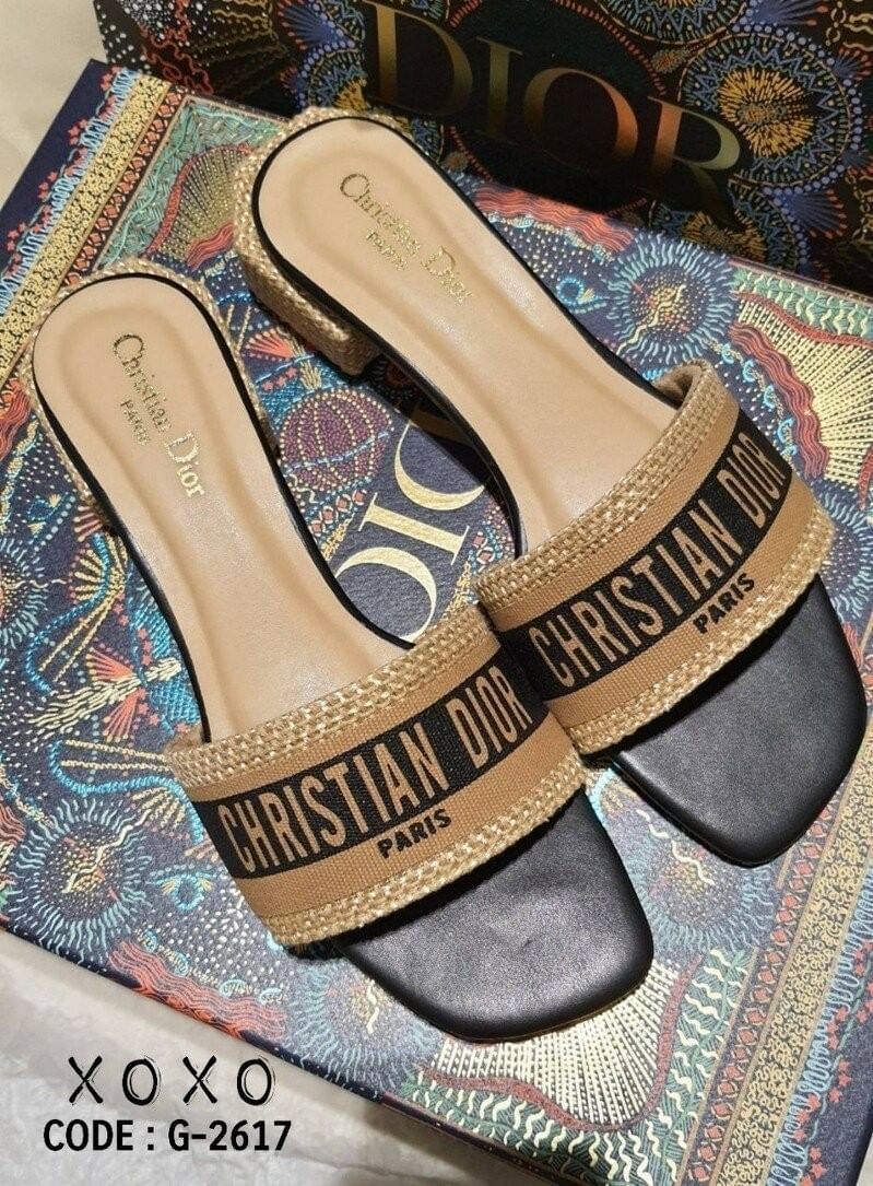 Christian Dior งานสวม อีกตัวที่เลิศๆ จร้า สวย เก๋ มีส้นเล็กน้อย กำลังใส่สบาย งาน สวย เนียบร้อย วัสดุผ้ากระสอบวางทับ โลโก้แบรนด์ งานตัดกันสวยมาก ส้นเป็นทรง 6 เหลี่ยม สวยเก๋มากคะ