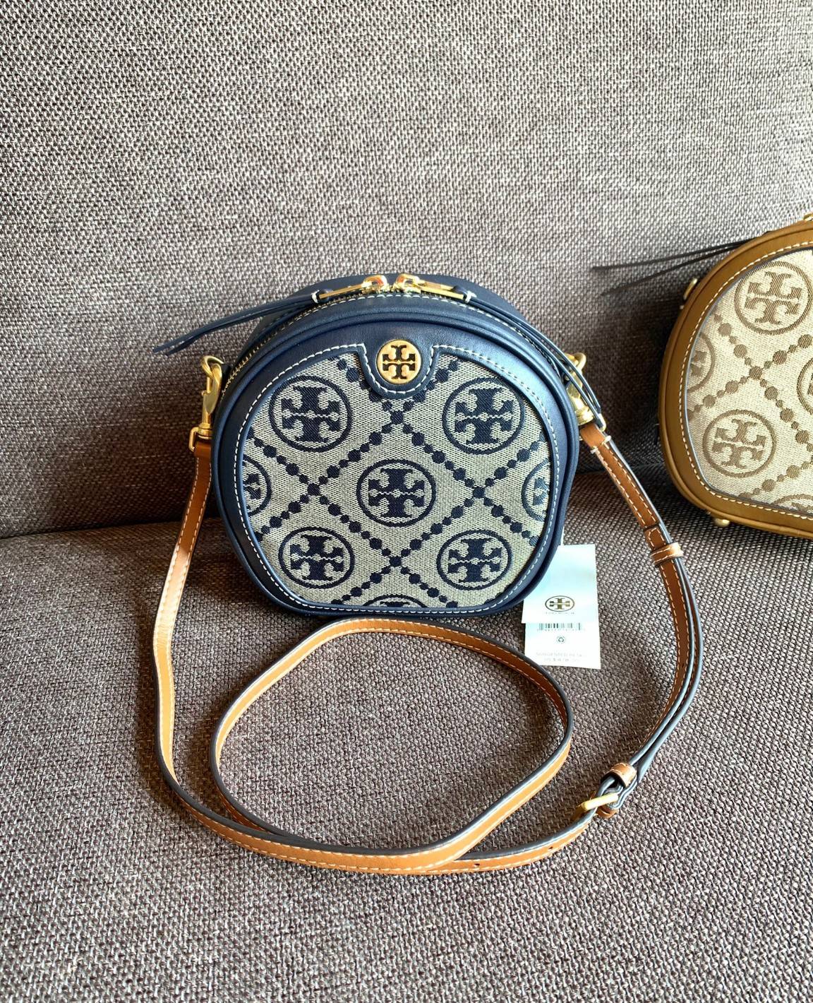TORY BURCH T MONOGRAM JACQUARD CIRCLE BAG ((Large size)) พร้อมส่งที่ไทย สวยก่อนใครที่นี่! กระเป๋าจาก Tory burch รุ่นนี้มาในสไตล์ทรงวงกลม สุดคลาสสิค ดูคล่องตัวมากขึ้น วัสดุJacquardทอลายแบรนด์+ขอบหนังแท้ ได้ลงตัวสวยงามอยู่เหมือนเดิมค่ะ