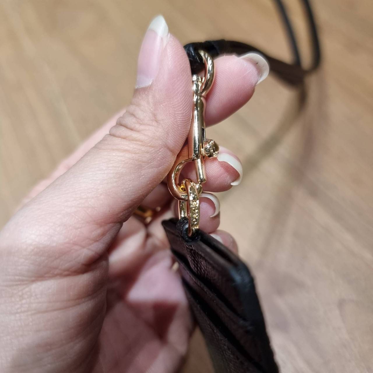 COACH ID LANYARD IN COLORBLOCK SIGNATURE CANVAS ง่ายๆแบบไม่ธรรมดา!! คลาสสิคแต่มีดีเทลโดดเด่น!! กระเป๋าถนอมบัตร พร้อมสายคล้องคอ ดีไซน์ลวดลายสวย ดูดีทุกแบบ ใช้งานง่าย พกพาสะดวก จะใส่บัตรพนักงาน บัตรเครดิต บัตรปชช. ใบขับขี่ และบัตรอื่นๆที่อยากจะใส่!! ตามใจไป