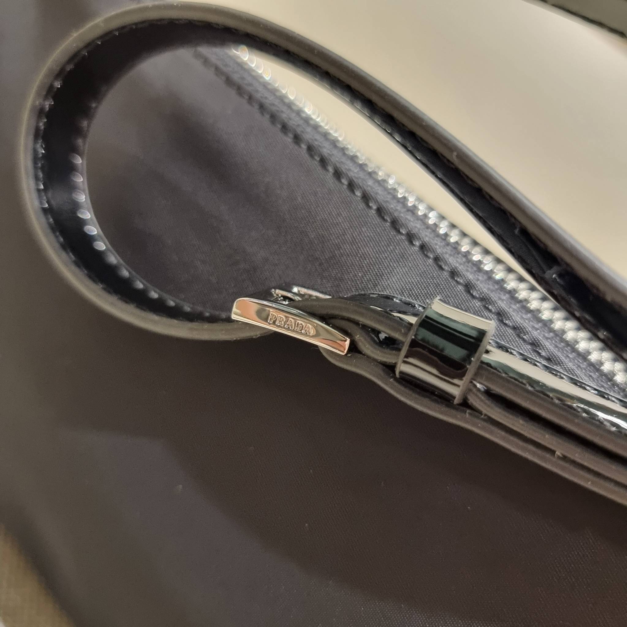 PRADA TESSUTO POCHETTE BAG กระเป๋าทรงพอช ดีไซน์ทรงยาวสุดล้ำ อัพลุคให้ดูแพงไปอีกด้วยดีเทลแต่งขอบด้วยหนังแก้ว วัสดุหลักตัวกระเป๋าเป็นไนล่อนคุณภาพดี เปิด-ปิดด้วยซิป พกพาง่ายด้วยสายสะพายในตัว ที่สามารถปรับได้อีก ภายในเป็นช่องโล่ง ใส่โทรศัพท์ได้ทุกรุ่น กระเป๋า