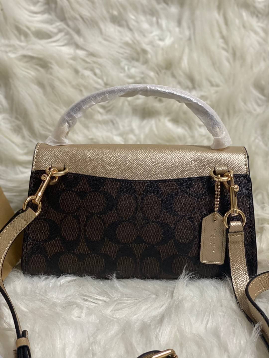 COACH TILLY SATCHEL 23 ((C1802//C1439/C1435)) พร้อมส่งที่ไทยทันทีค่ะ! กระเป๋าสะพายครอสบอดี้ร์หรือหิ้วก็เก๋ไปอีกค่ะ หนังแท้สวยงาม เปิดปิดกระเป๋าแบบหมุนล็อค ภายในมี2ช่องหลัก ใส่กระเป๋าเงินใบกลางได้;มือถือได้ทุกรุ่น;ของจำเป็นสาวๆได้ครบค่ะ;มีช่องซิปกลางและช่อ