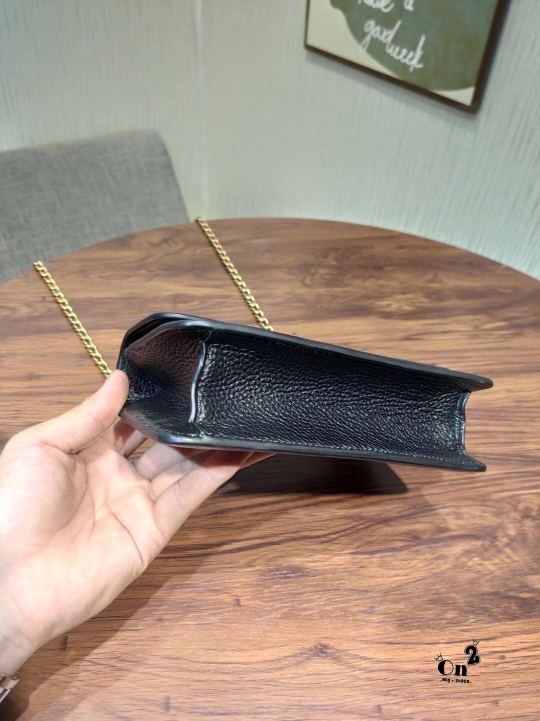 TORY BURCH BRITTEN MINI TOP HANDLE BAG พร้อมส่งที่ไทย กระเป๋าสะพาย Crossbody วัสดุหนังวัวแท้ การออกแบบเรียบง่าย ยังคงความหรูหราเอาไว้ มาพร้อมสายยาวโซ่อะไหล่ทองสลับหนัง ถอดออกได้ ตอบสนองการใช้งานได้ดี มีหูหิ้วด้านบนสามารถใช้งานได้ในหลายโอกาสค่ะ