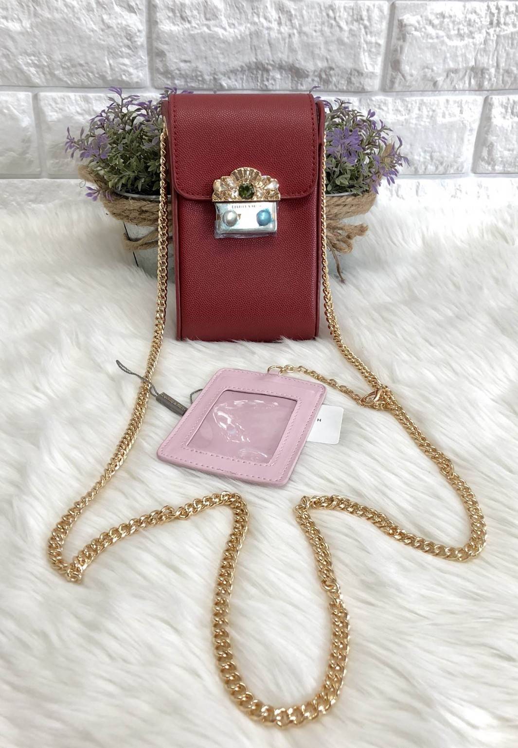 New arrival CHARLES & KEITH EMBELLISHED BUCKLE CLUTCH BAG 2018 พร้อมส่งรุ่นใหม่ล่าสุด กระเป๋าสำหรับใส่มือถือ หรือสัมภาระจุกจิก วัสดุลายหนังคาเวียร์ ด้านหน้าแต่งดีเทลหรูด้วยเม็ดพลอยอะไหล่ทองค่ะ เปิดปิดกระเป๋าแบบกดล้อค (กดปุ่มเข้าหากัน) ด้านในโล่ง สามารถใส่