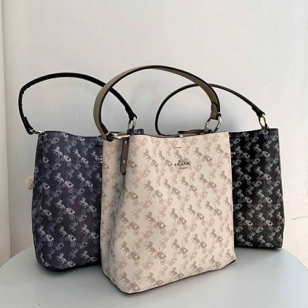 COACH TOWN BUCKET BAG WITH HORSE AND CARRIAGE PRINT ((2081-236)) 🔺กลับมาแล้ว ตามคำเรียกร้องค่ะ! กระเป๋าคล้องไหล่//สะพายข้างได้ วัสดุ pvc อย่างดี หนังนิ่มป่องพองตัวสวยงาม ลายรถม้าทั้งใบค่ะ ภายในกระเป๋าแบ่งเป็น2ช่องหลัก เปิดปิดแบบกระดุมแม่เหล็ก ภายใ