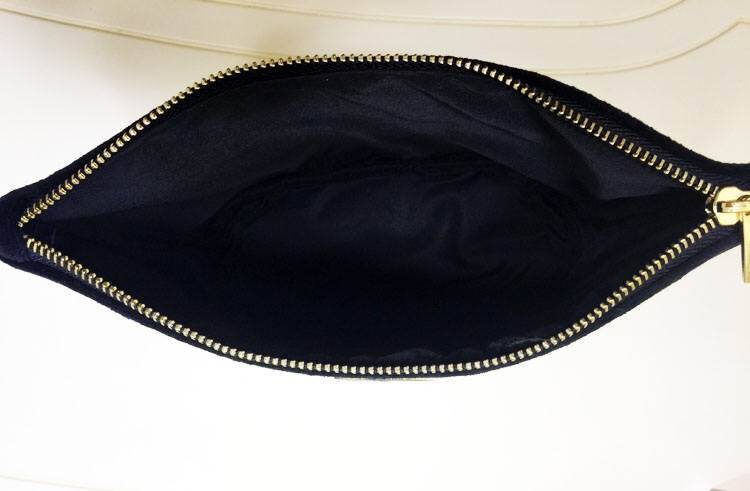 อีกหนึ่งรุ่นที่สาวๆรอคอย Chanel Cosmetics crossbody bag ของแท้ จากเคาเตอร์ Cosmetic ค้า ทรงสวย ด้านหน้าประดับโลโก้แบรนด์สุดหรู วัสดุผ้าขนวูฟ นุ่มมือ น้ำหนักเบา ตัวกระเป๋าอะไหล่ทองพร้อมสายโซ่สุดหรู ถอดออกได้ หัวซิปปั๊มแบรนด์ เปิดปิดด้วยซิป หยิบของง่าย อีกห