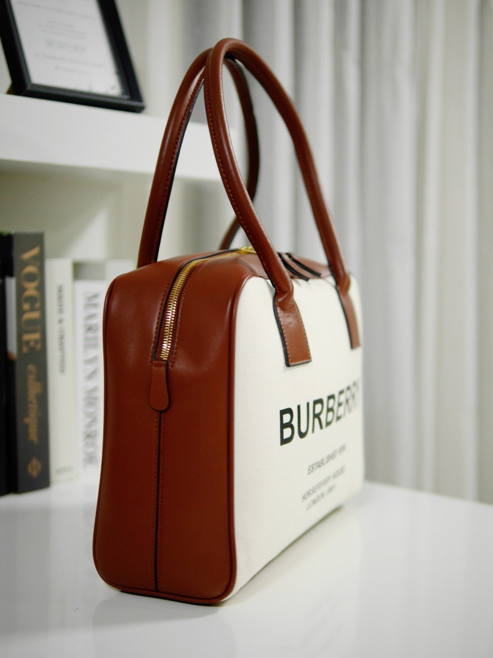 กระเป๋าทรงหมอน สวยสุดคลาสสิค BURBERRY BAG VIP GIFT WITH PURCHASE (GWP) พรีเมี่ยมกิ๊ฟ Limited Edition จากBURBERRY วัสดุผ้าแคนวาสสีขาวเรียบสวยมาก สกรีนโลโก้แบรนด์ด้านหน้า เปิดปิดด้วยซิปมีที่จับหนัง ด้านในใส่ของได้เยอะจุใจ ใส่ไอแพดมินิได้ค่ะ อะไหล่แบรนด์สีทอ
