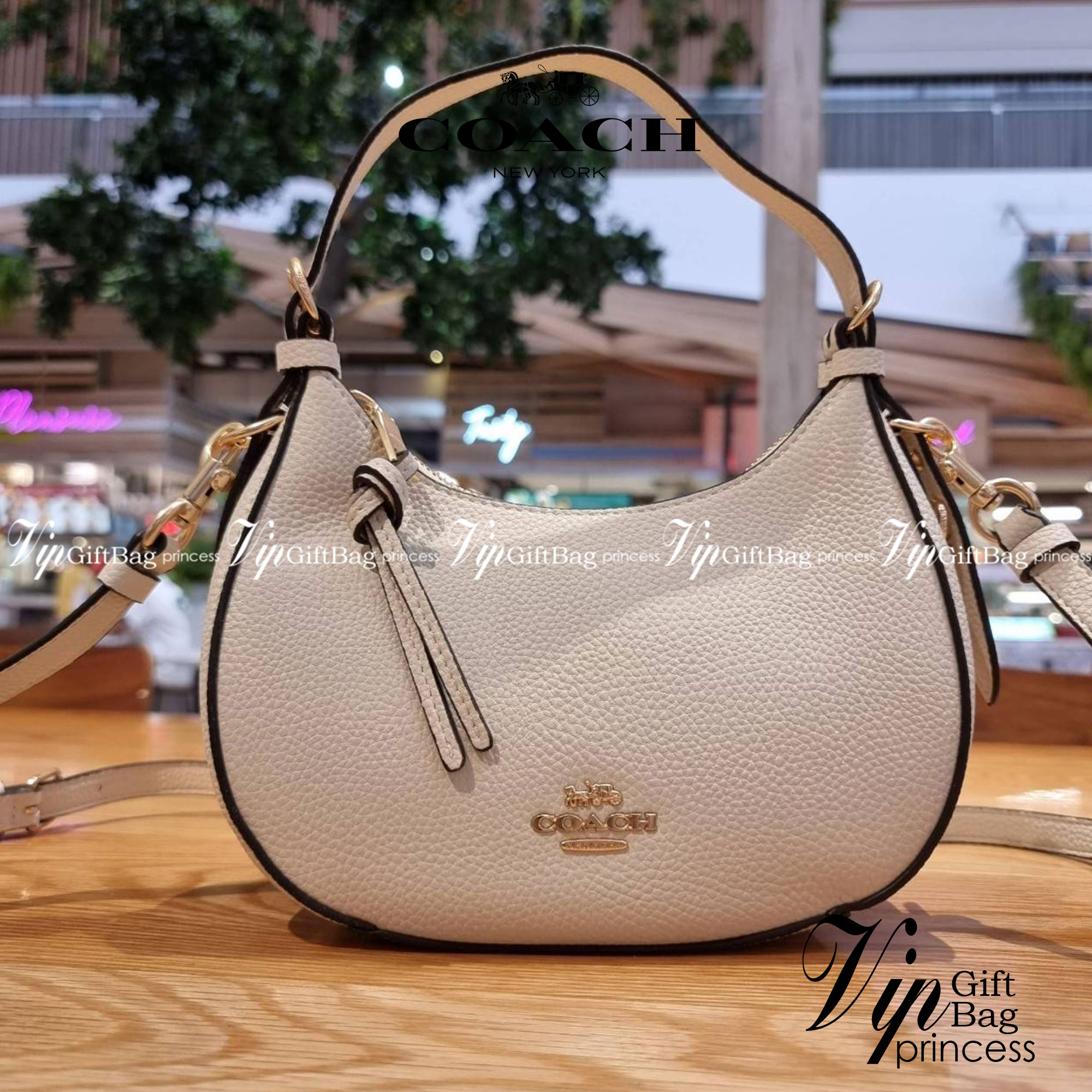 COACH C6807 KLEO HOBO IN SIGNATURE CHAMBRAY ใหม่ล่าสุด คอลเลคชั่นสุดคิ้วท์ ที่สาวๆต้องหลงรัก กระเป๋าสะพายทรงโฮโบ ที่ดีไซน์มาให้ปรับใช้งานได้หลากหลาย วัสดุหนัง pepble สวยหรู รูดเปิด-ปิดด้วยซิป ภายในเป็นช่องโล่ง สายคล้องสามารถถอดออกใส่สายยาวสะพายข้างได้ หรื