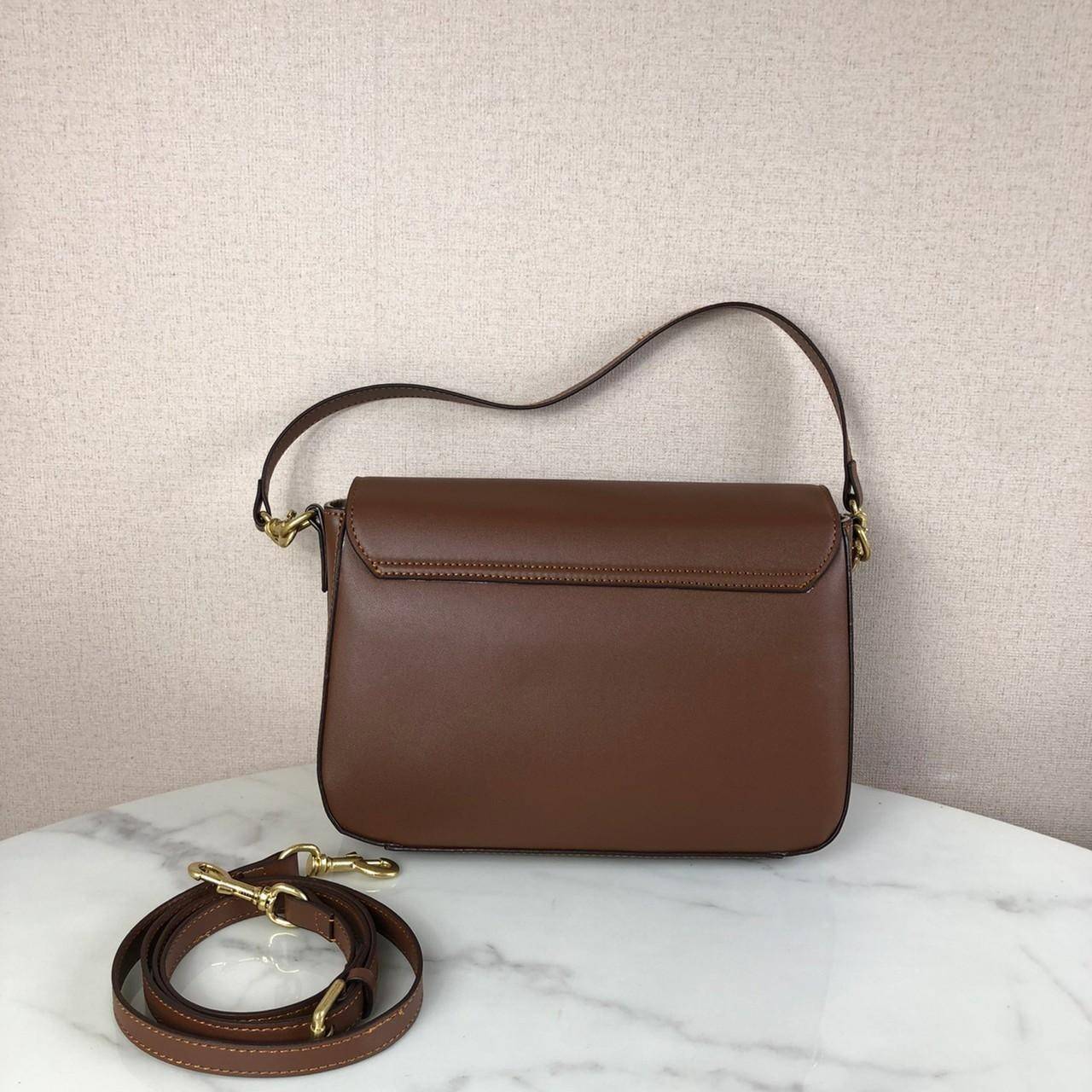 กระเป๋าถือและสะพาย TORY BURCH เปิด - ปิดกระเป๋าด้วยกระดุมแม่เหล็ก ด้านในแบ่งเป็น 2 ช่องใหญ่ และมี 1 ช่องซิป กับ 1 ช่องเล็กค่ะ สายสะพายสั้น 57 cm ถอดได้ ปรับไม่ได้ค่ะ สะพายสะพายยาว สามารถถอดและปรับได้ 3 ระดับค่ะ