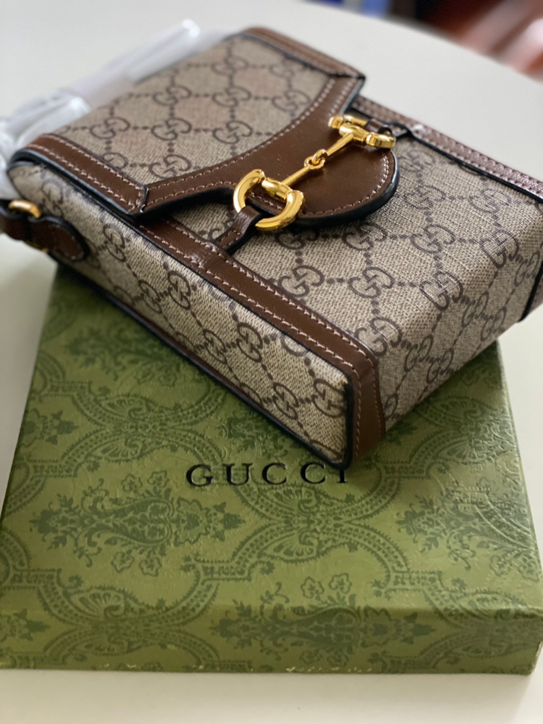 Gucci Horsebit 1955 mini bag / Gucci Phone Bag ออริจินอล รุ่นยอดฮิต ไซส์มินิ ที่ใครๆก็ต้องรู้จัก!! กับกระเป๋าขนาดมินิในรูปแบบผ้าแจ็คการ์ดสีขาวงาช้างและน้ำเงิน ได้รับแรงบันดาลใจมาจากดีไซน์ดั้งเดิม ซึ่งแอคเซสเซอรี่นี้โดดเด่นด้วยรายละเอียดดั้งเดิมที่ทันสมัยโ