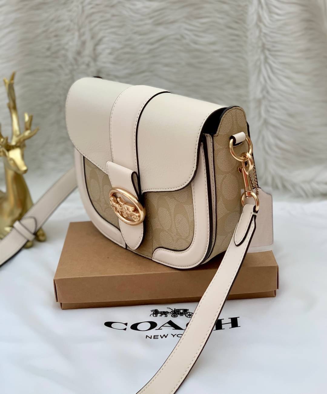 COACH GEORGIE SADDLE BAG ((C3241//C2806//C3593)) 📣มาเพิ่มแล้ว สำหรับสีที่สาวๆรอคอย! กระเป๋าสะพายแบบครอสบอดี้ร์ หนังแท้อย่างดี สวยมากๆค่ะ ด้านหน้ามีอะไหล่โลโก้แบรนด์หรู+ความคลาสสิคเข้ามา เปิดปิดกระเป๋าแบบกระดุมแม่เหล็กภายในมีช่องตอนหน้า และช่องหลัก