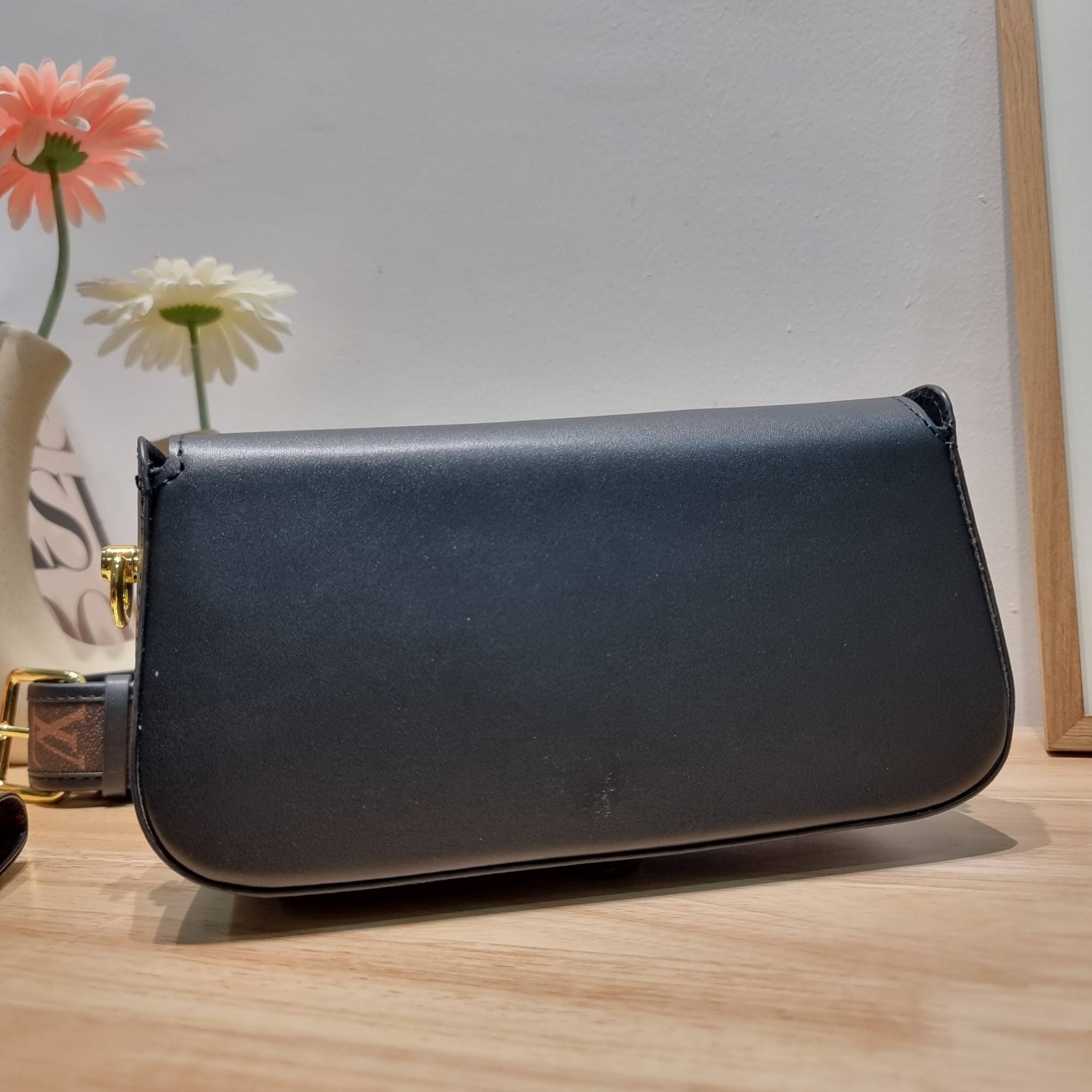 LV officier crossbody bag / LV Officier Pouch With Strap กระเป๋าสะพายเรียบหรู ดีไซน์เรียบง่าย ใช้งานสะดวก พร้อมใบลูกน่ารัก และสายสะพายเส้นใหญ่ ทนทาน แน่นหนา วัสดุหนังเรียบสวย