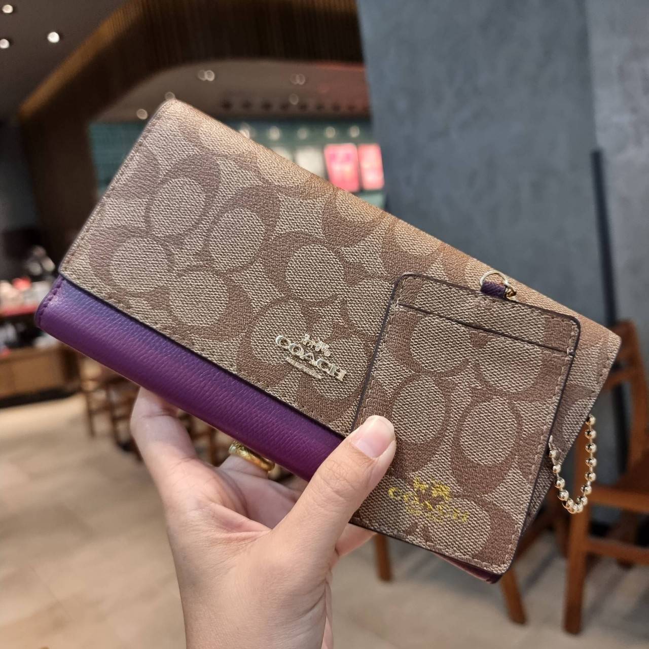 COACH F53763 TRIFOLD WALLET IN SIGNATURE กลับมาแล้วจ้า!! รุ่นขายดี!! 💓 ดีไซน์ใหม่ กระเป๋าสตางค์ใบยาว แถมที่ห้อยใส่บัตรแยกให้ (ถอดออกได้) น่ารักมากๆ ใช้งานง่าย เปิด-ปิดด้วยกระดุม ภายในใส่ธนบัตร ใส่บัตรได้เยอะ ใส่มือถือได้ไปอีก!! จุใจสุดๆ บอกเลยว่าใ
